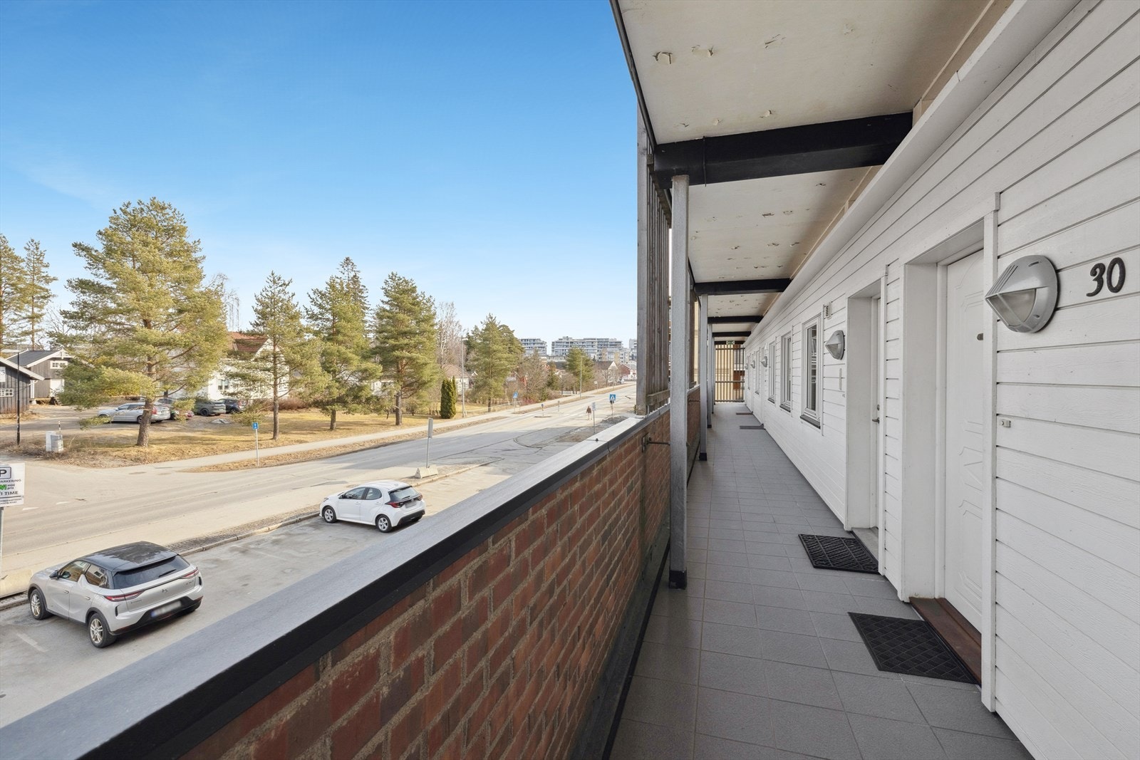 Lys og romslig 3-roms leilighet med mye potensial! Leiligheten har enkel adkomst via heis og svalegang. Galleribilde