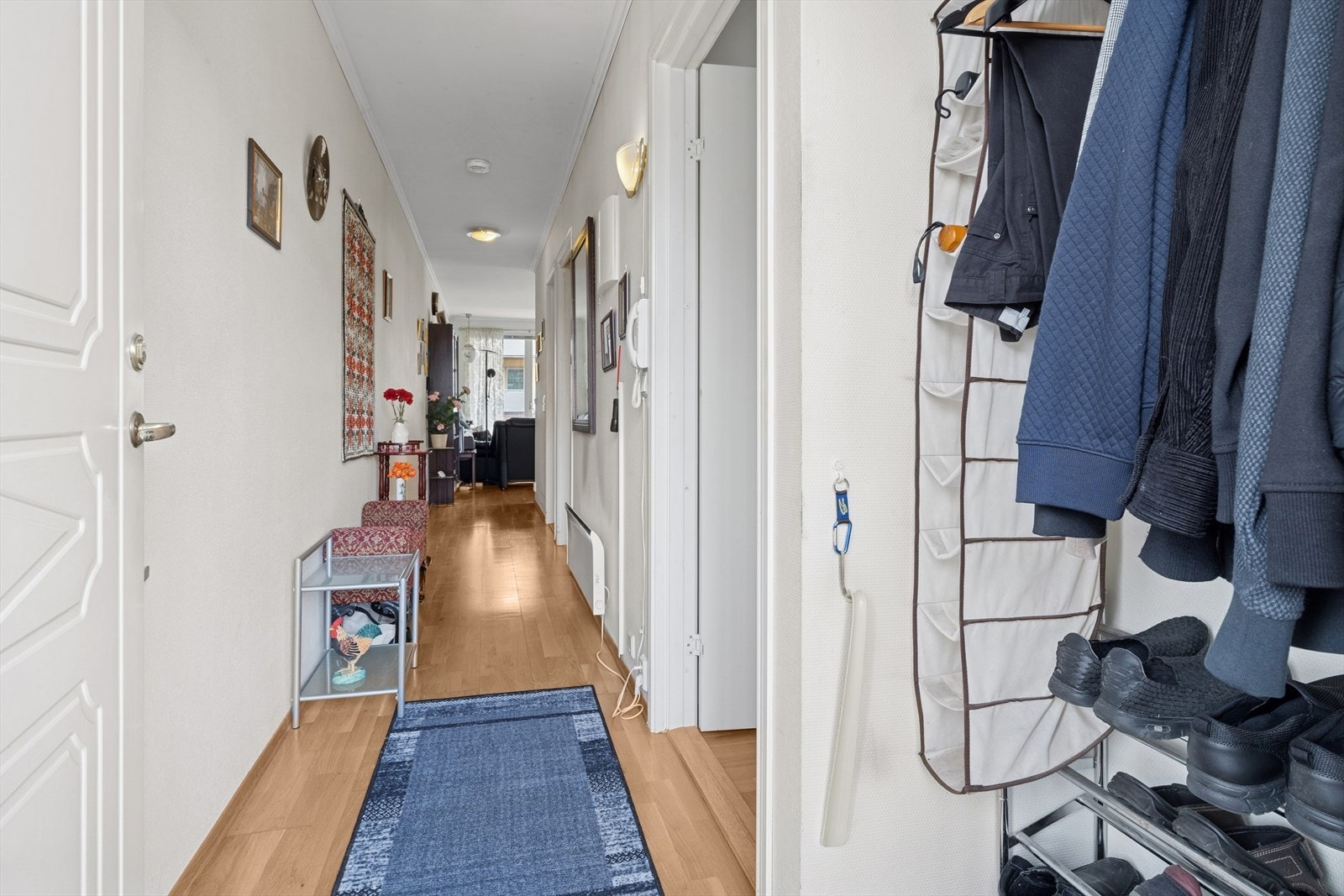 Velkommen til denne sjarmerende og romslige 3-roms leiligheten i 2. etasje! Galleribilde