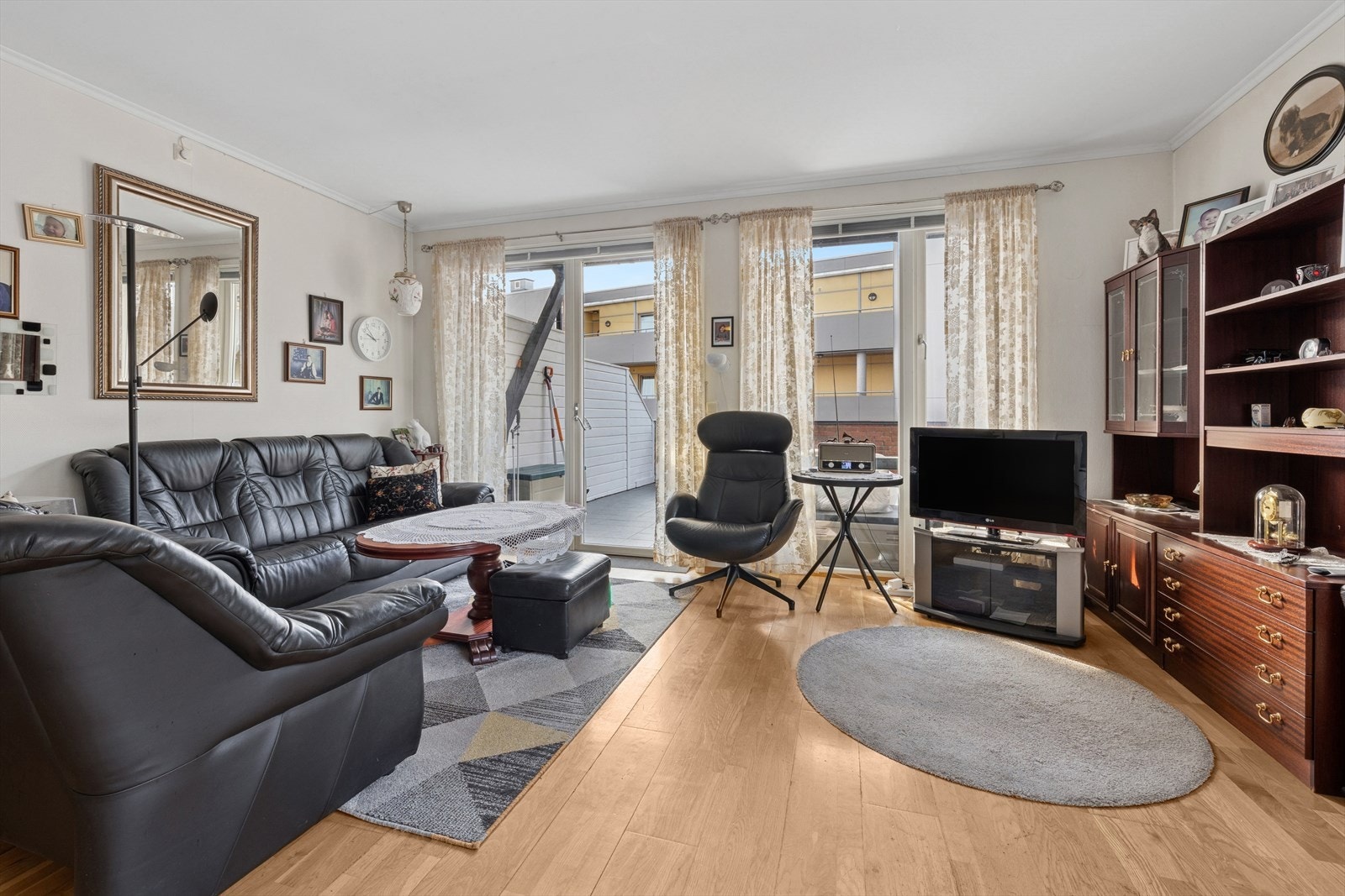 Det er lagt parkettgulv og store vindusflater som sørger for godt med lysinnslipp. Galleribilde
