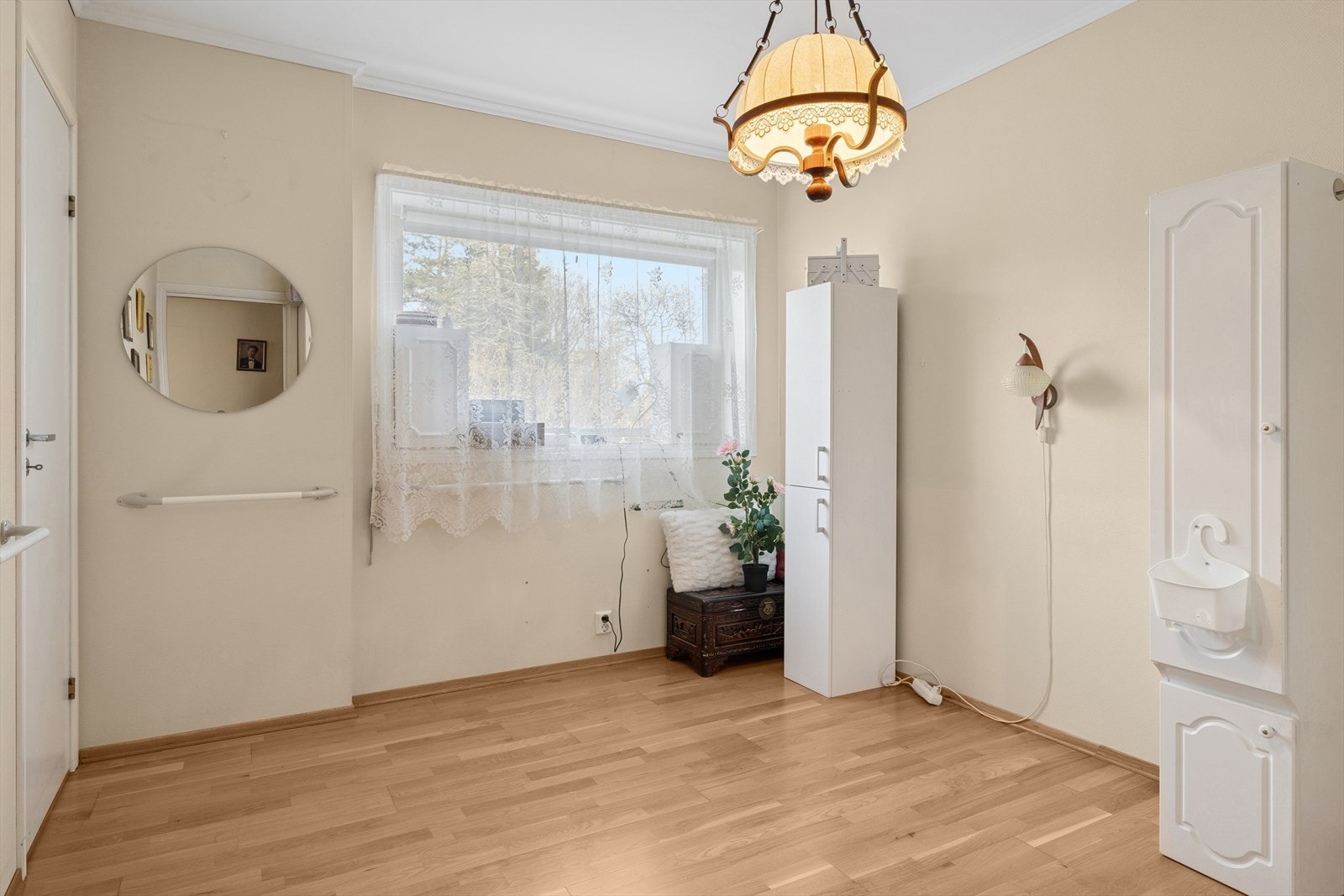 God plass til dobbeltseng, nattbord og garderobeløsning. Galleribilde