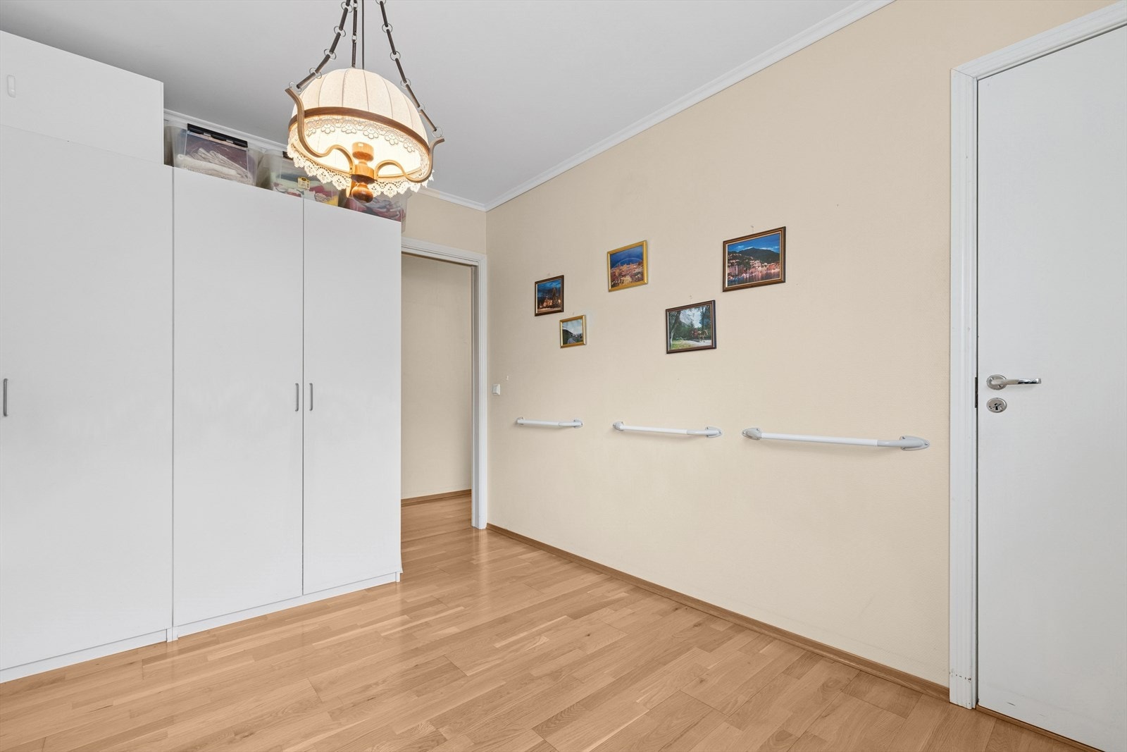 Sov 1, med inngang til bod som gir ekstra med oppbevaringsplass. Galleribilde