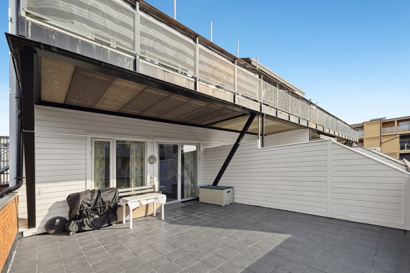 Balkongen gir deg et utmerket utendørsområde, hvor du kan nyte sol og frisk luft. Galleribilde