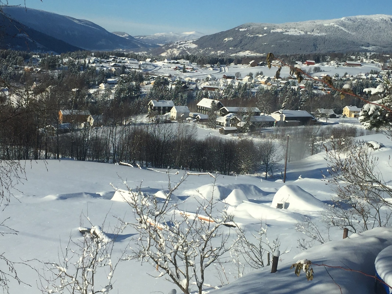 En romslig eiendom med nydelig utsikt over Ringebu og den vakre fjellheimen. Galleribilde