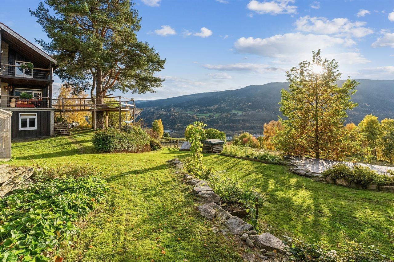 Flott, frodig terrassert hage. Her er det gode muligheter for den med grønne fingre. Galleribilde