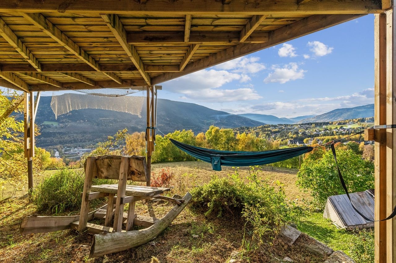 Fra eiendommen er det en fantastisk utsikt mot Ringebu og vakre Gudbrandsdalen. Galleribilde