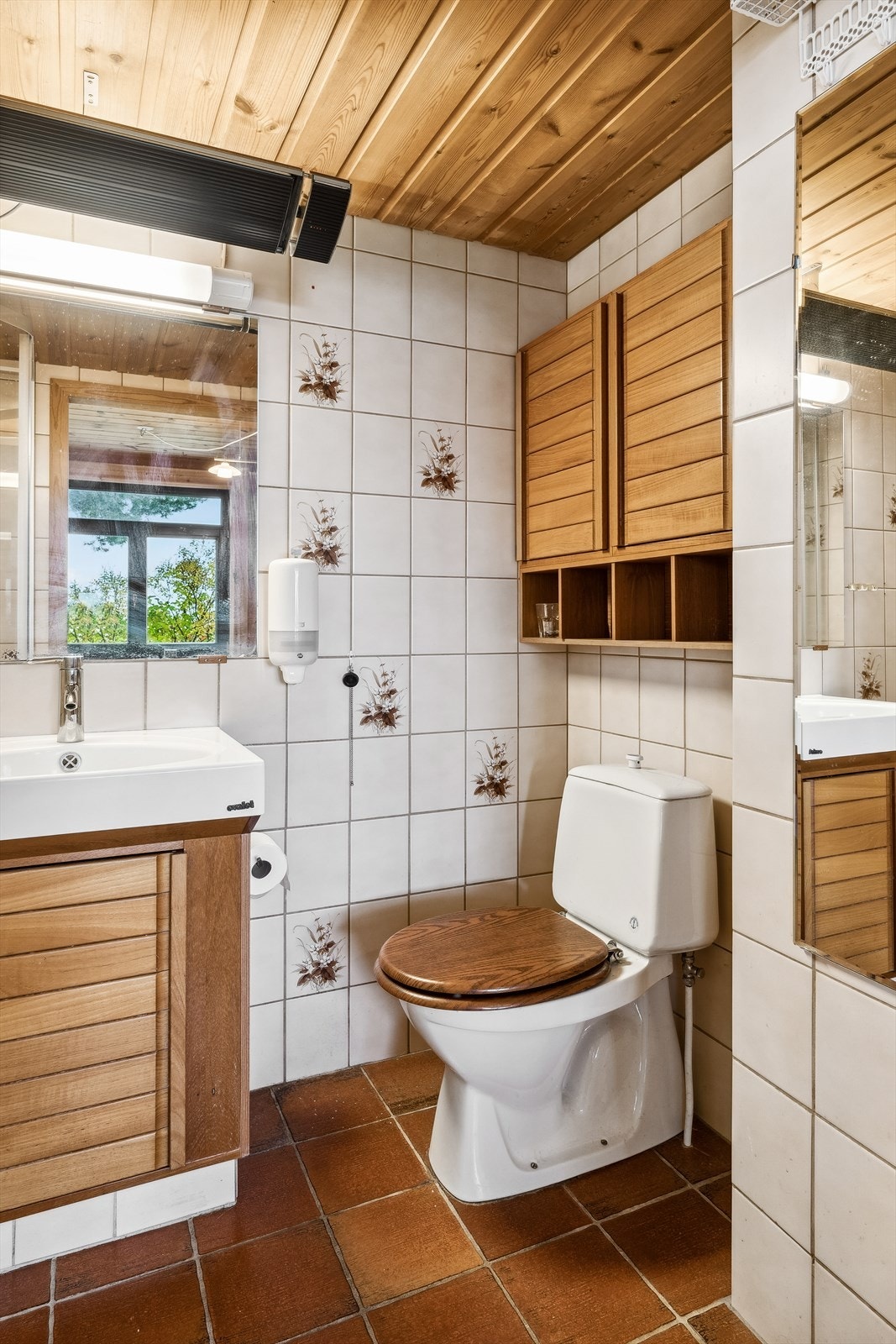 Hovedbygning: Badet i 1. etasje, med adkomst fra soverommet. Galleribilde