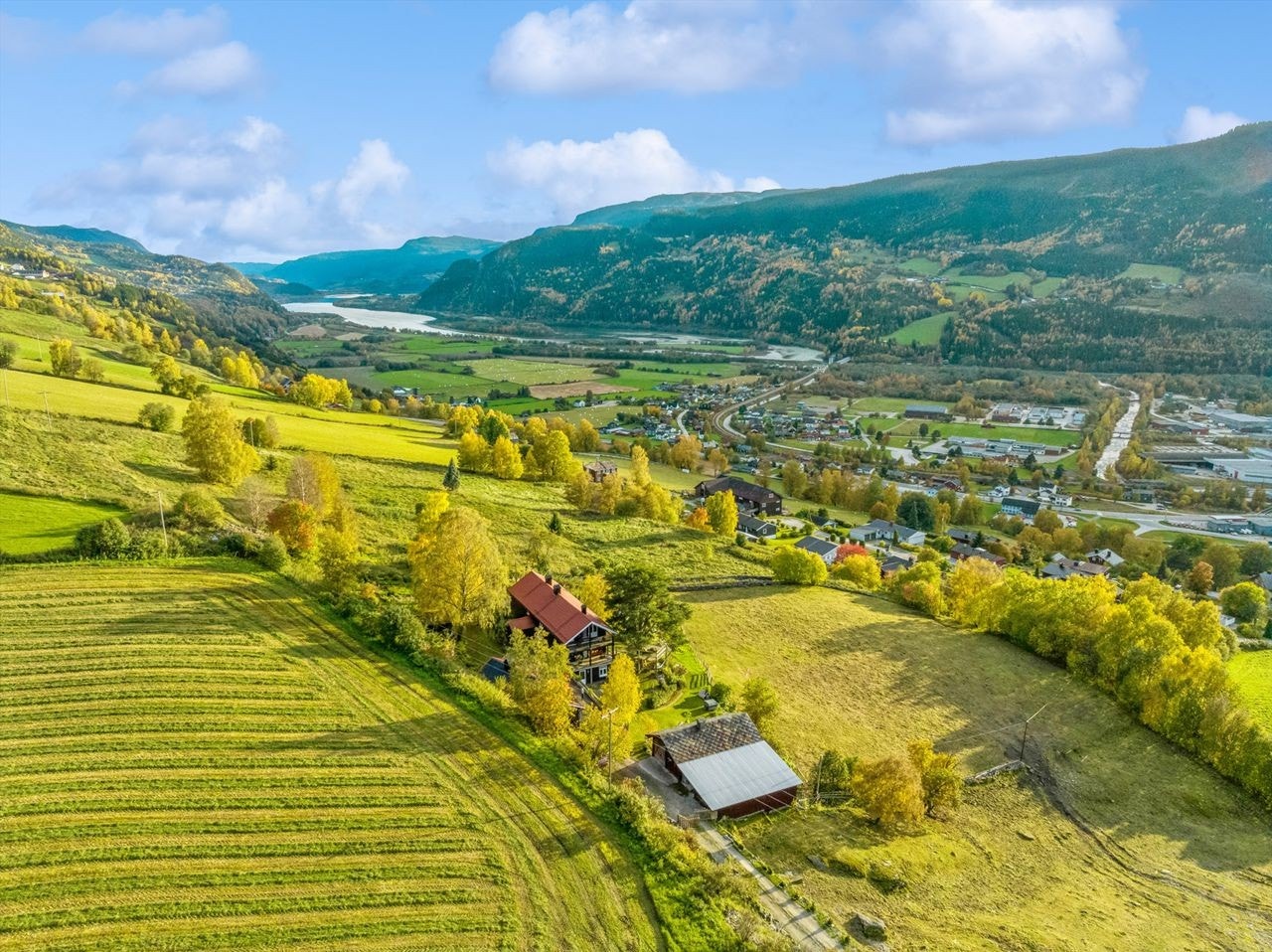 Velkommen til Vekkomsvegen 139! Eiendommen ligger nydelig til i vestvendt terreng, her i idylliske Gudbrandsdalen. Kort veg ned til Ringebu. Galleribilde