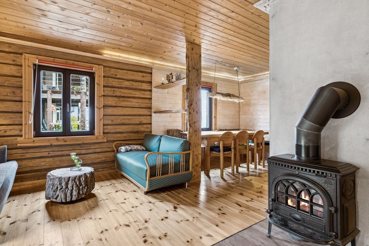 Anneks: Annekset kan by på en koselig stue, med vedovn og med dels synlige tømmervegger. Galleribilde