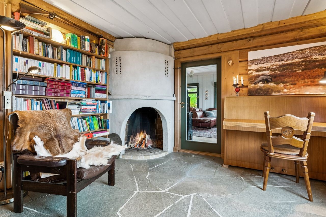 Hovedbygning: Mellomstue/bibliotek. Legg merke til den dekorative peisen. Galleribilde