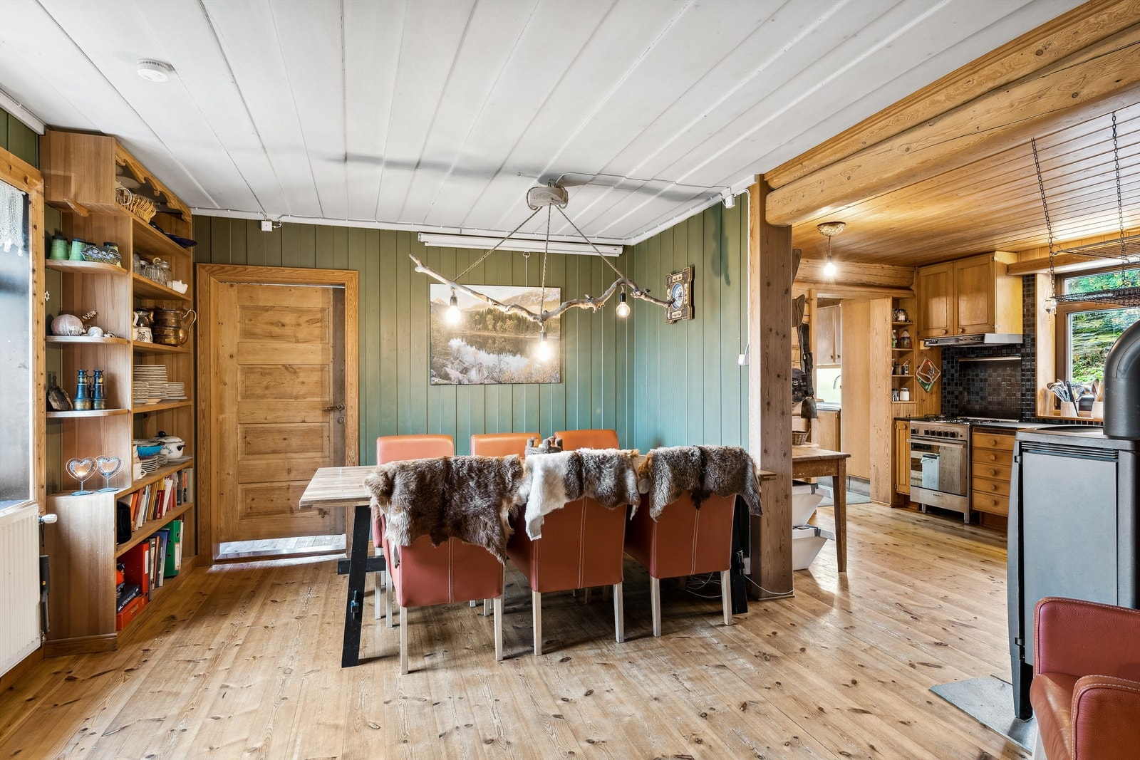 Spisestuen, som ligger rett ved kjøkkenet, har god plass til spisestuemøblene. Galleribilde