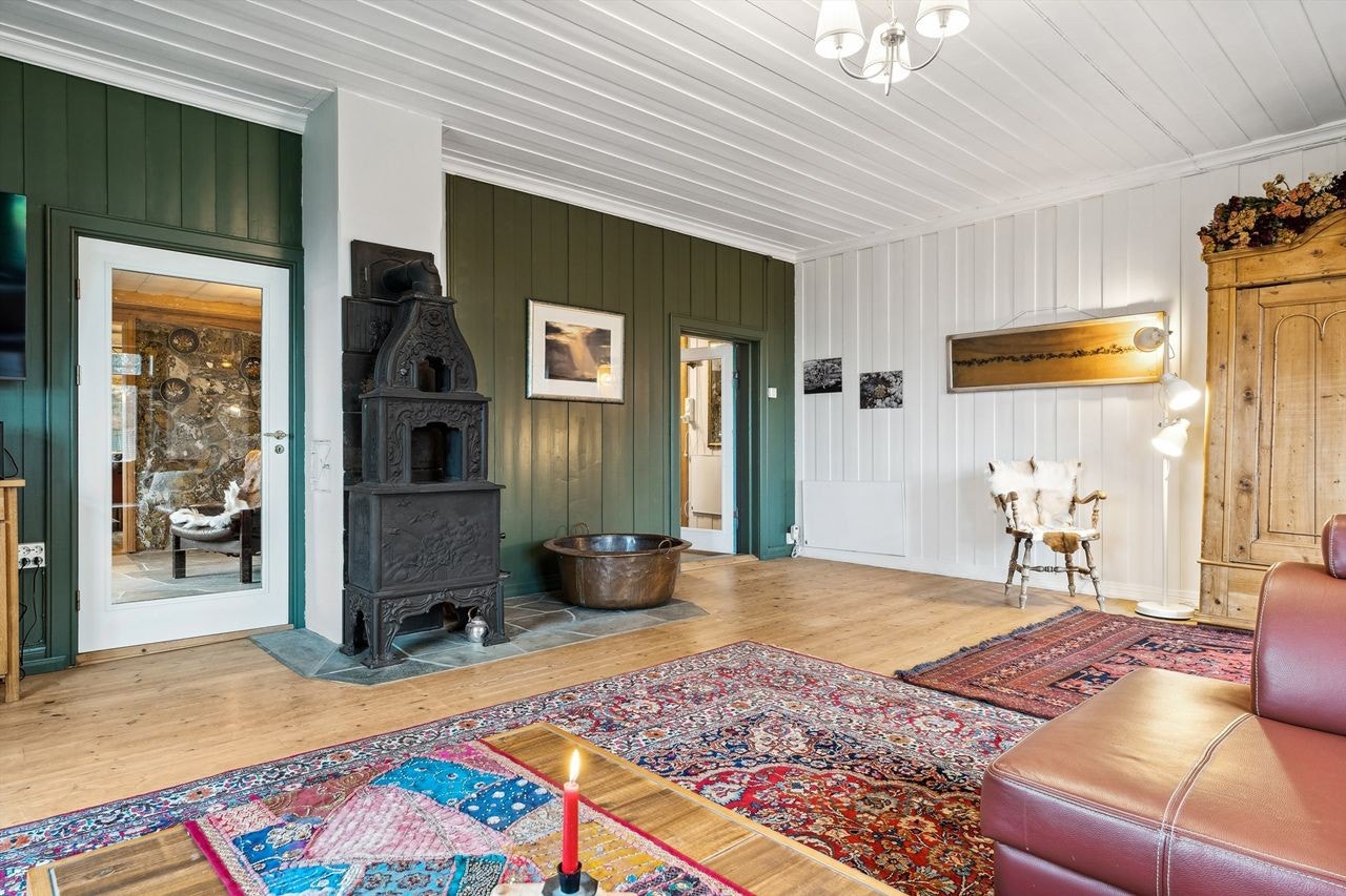 Hovedbygning: Stuen. Som øvrige deler av hovedhuset er den gamle, lune stilen godt ivaretatt. Galleribilde