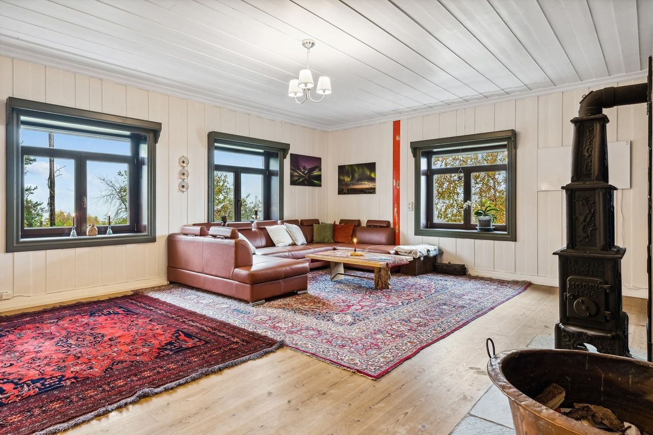Hovedbygning: Stuen er virkelig romslig, med god plass til sofa og øvrig møblering. Her finner vi også en dekorativ vedovn. Galleribilde