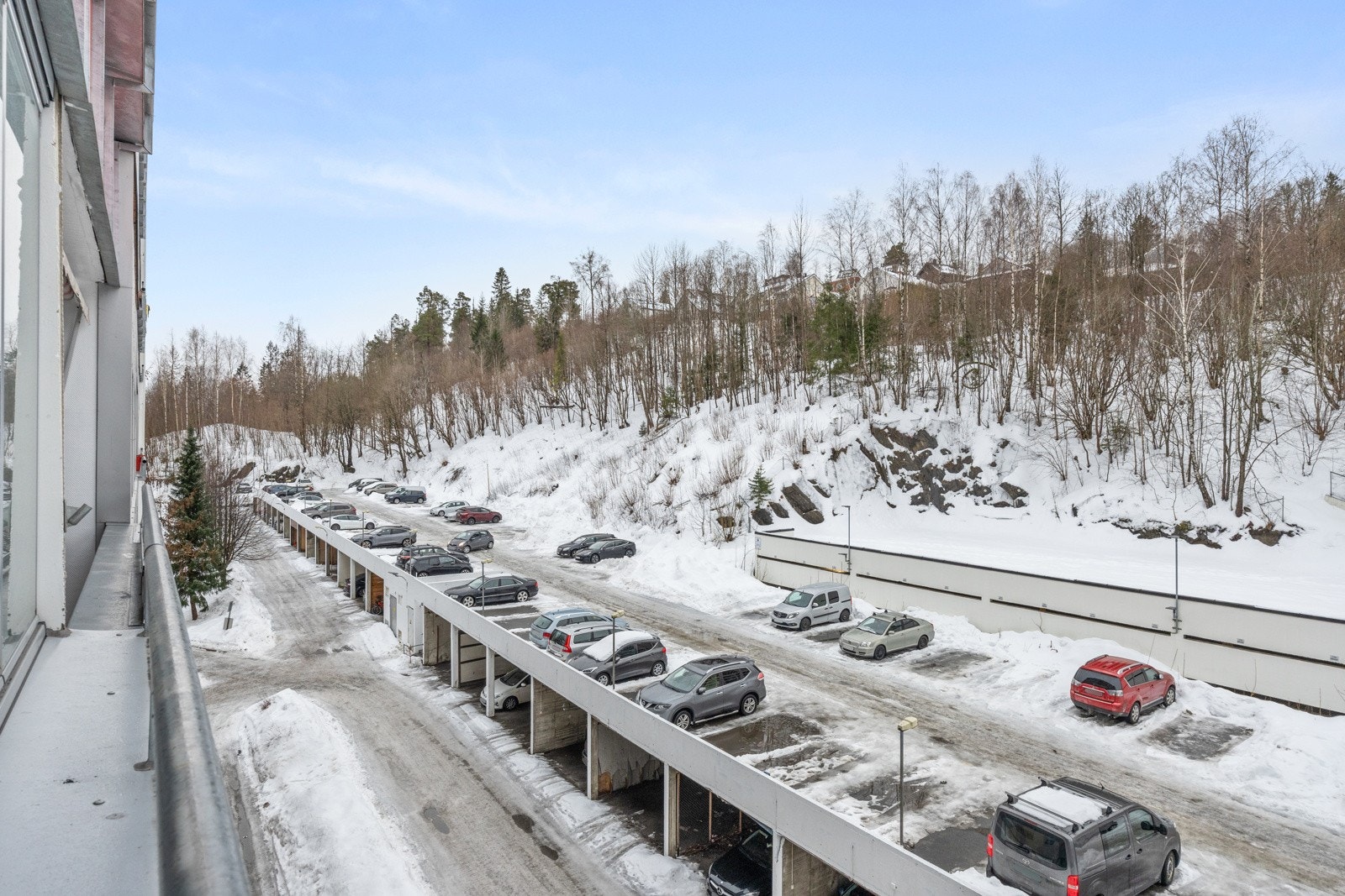 Fra balkongen er det utsikt over nærområdet. Galleribilde