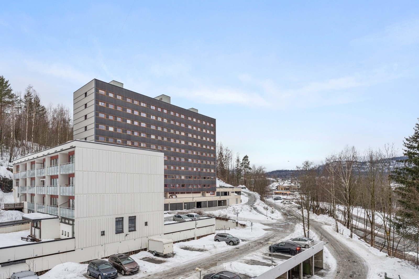 Leiligheten har en svært sentral beliggenhet med kort gangavstand til Asker sentrum, hvor du finner alt du trenger av matbutikker, hyggelige kafeer, restauranter, kino, bibliotek, torg, handlesenter og treningstilbud. Galleribilde