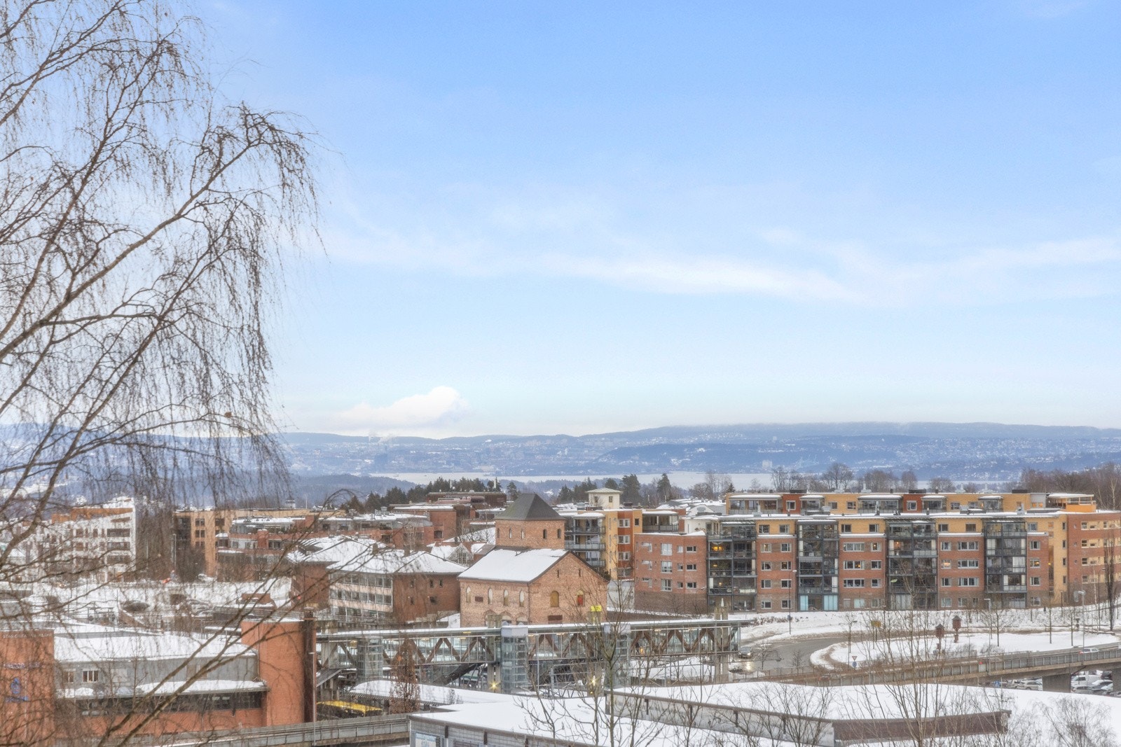 Utsikt mot Asker sentrum og Oslofjorden fra soverommet. Galleribilde