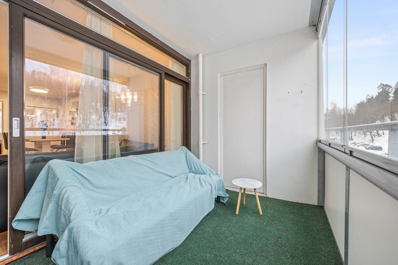 Fra stuen er det utgang til en innglasset balkong. Galleribilde