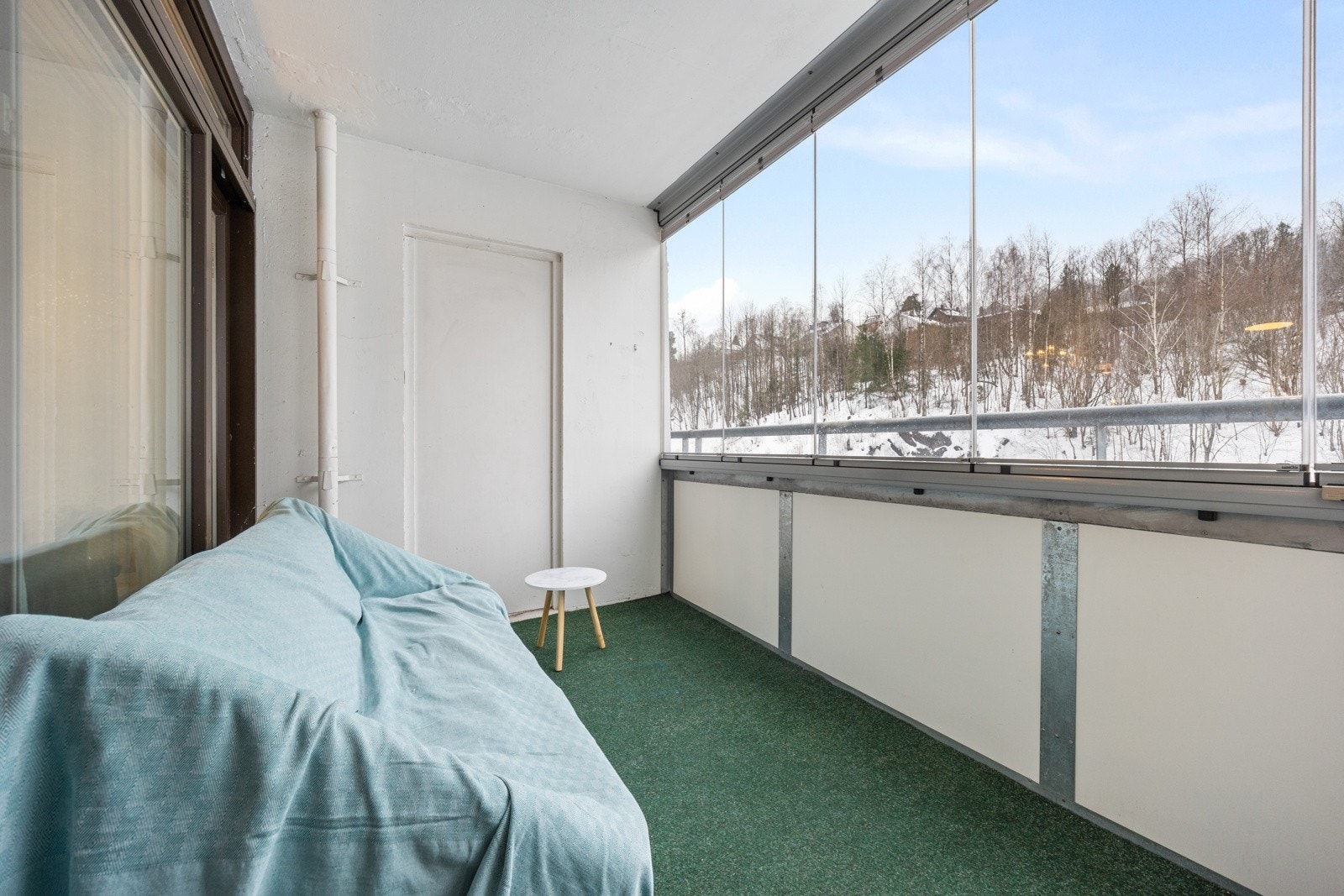 Balkongen fungerer som en forlengelse av stuen på sommerhalvåret. Galleribilde