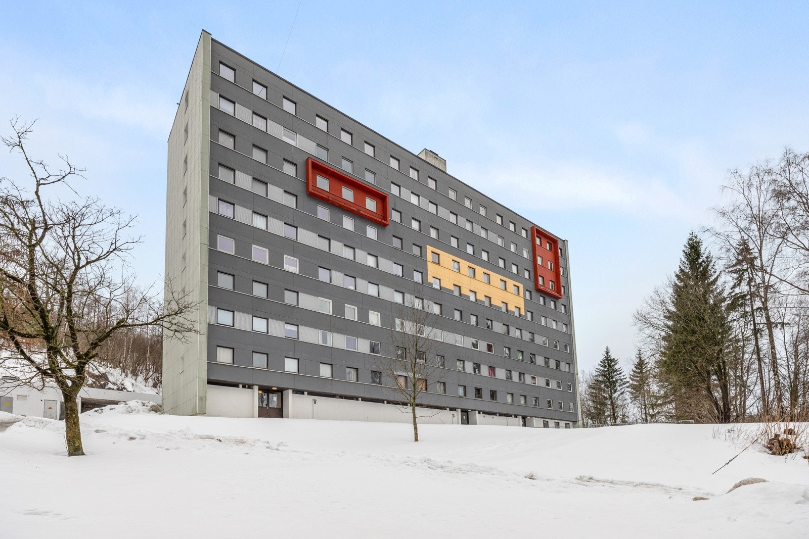 Dette er en lys og romslig 4-roms leilighet beliggende i blokkens 5. etasje. Galleribilde
