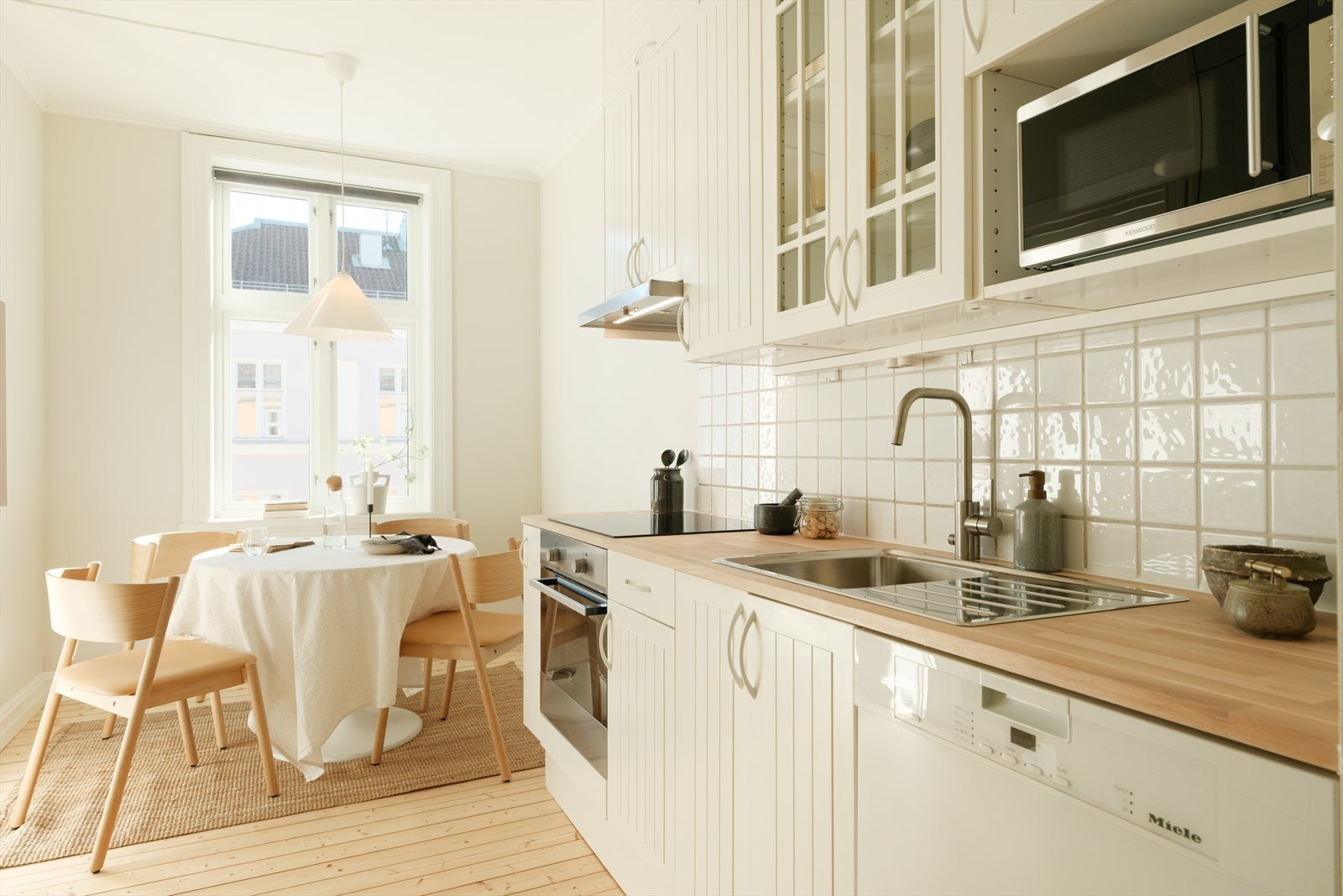 Her er det godt med skap- og benkeplass. Galleribilde