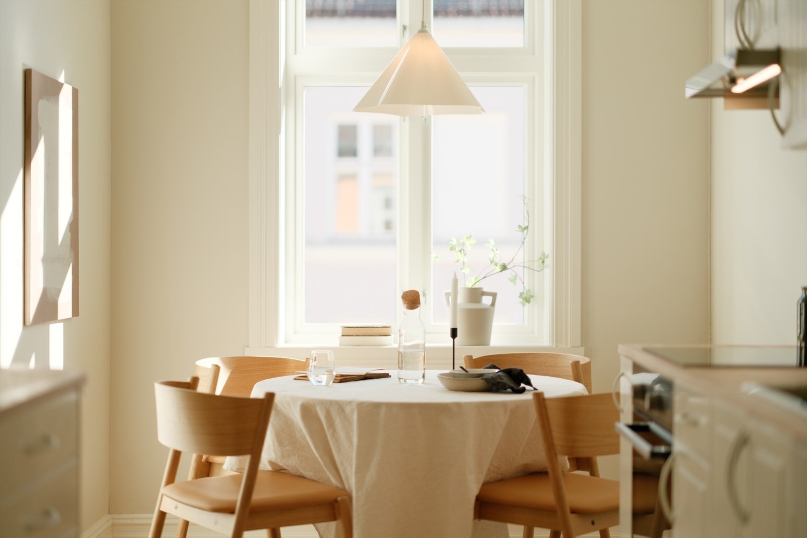 Hyggelig spiseplass ved det store vinduet som slipper inn godt med naturlig lys fra tidlig morgen. Galleribilde