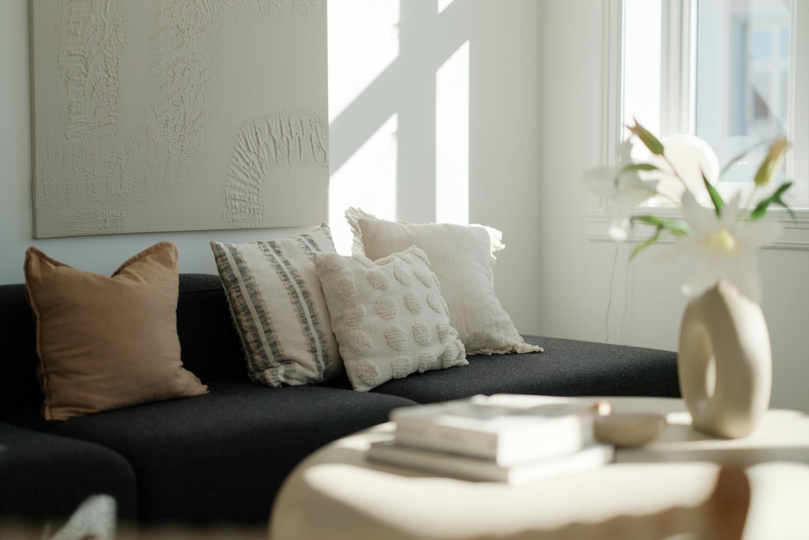 Stuen er av god størrelse med god plass til stor sofagruppe og spisebord. Galleribilde