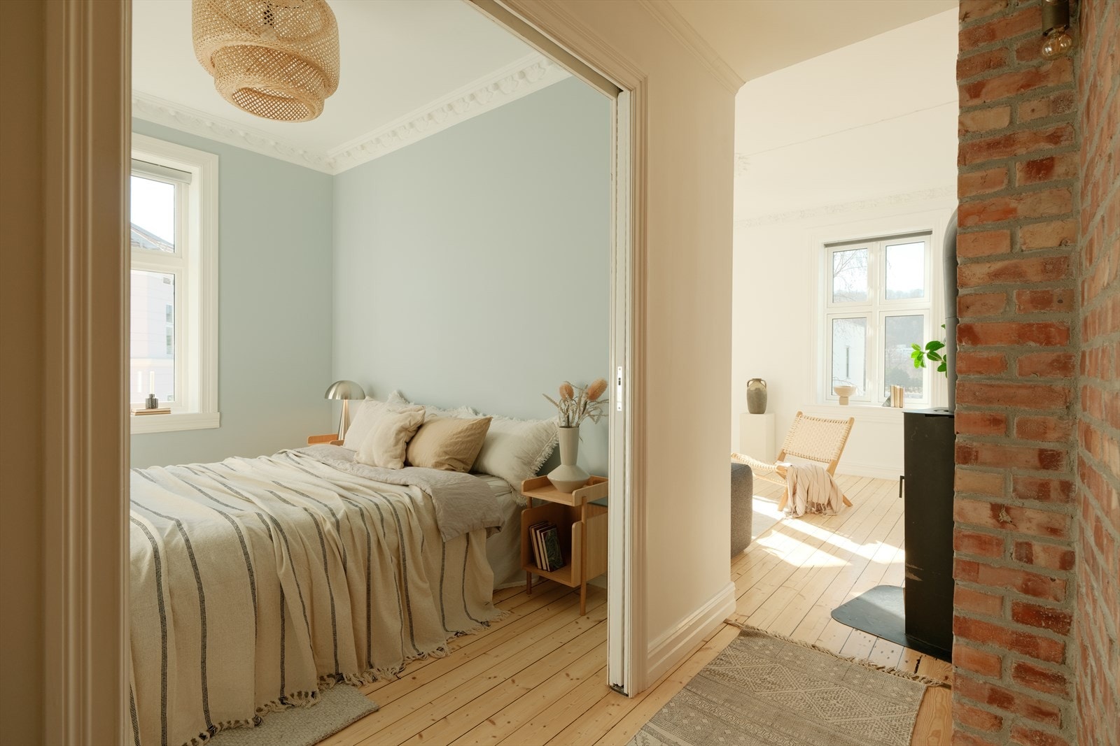 Hovedsoverom har inngang fra mellomgang, med klassiske skyvedører som kan skyves helt opp og lukkes igjen. Galleribilde