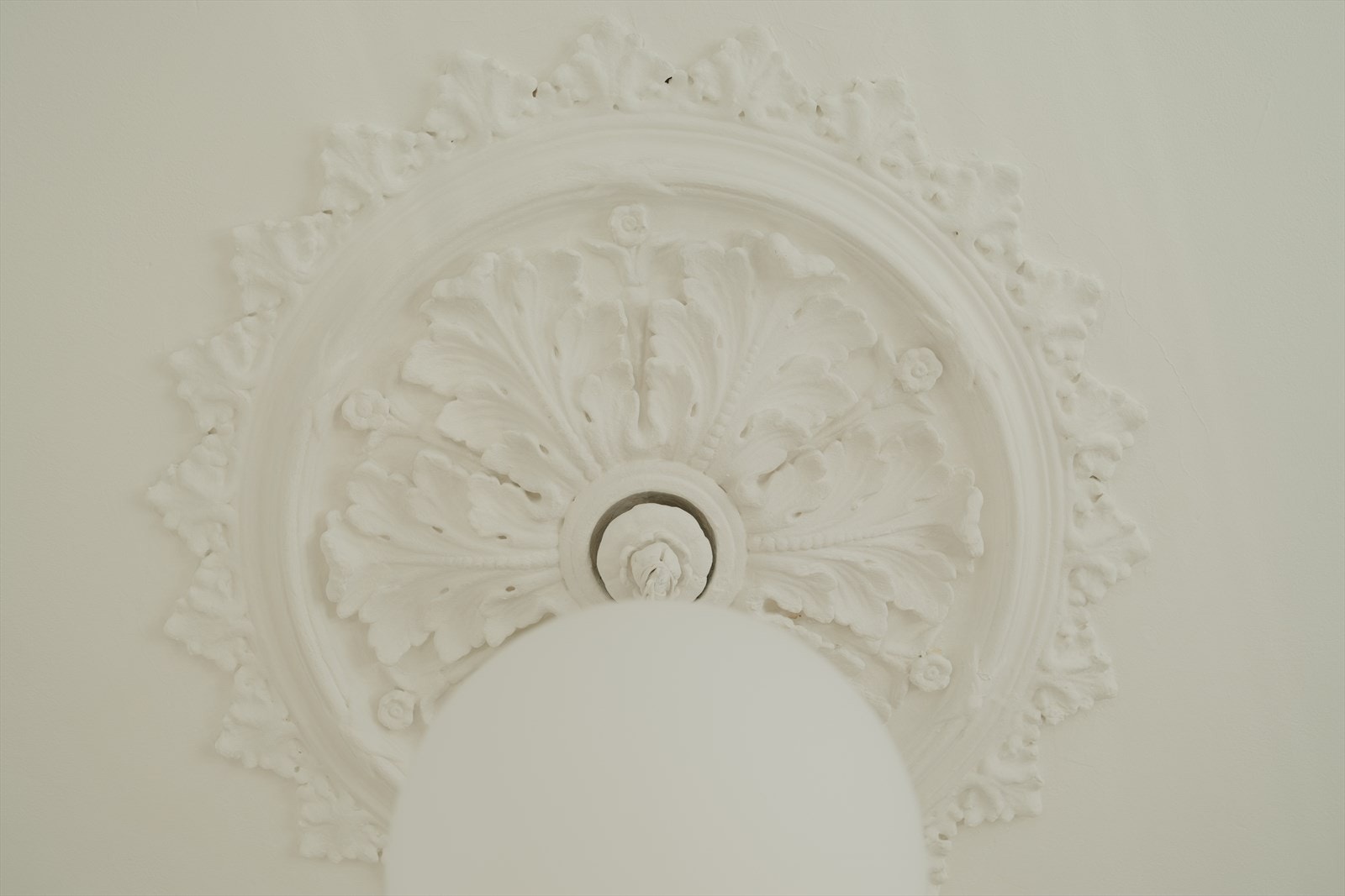 Vakre klassiske detaljer som rosett, stukkatur, synlig teglstein og originale bjelker. Galleribilde