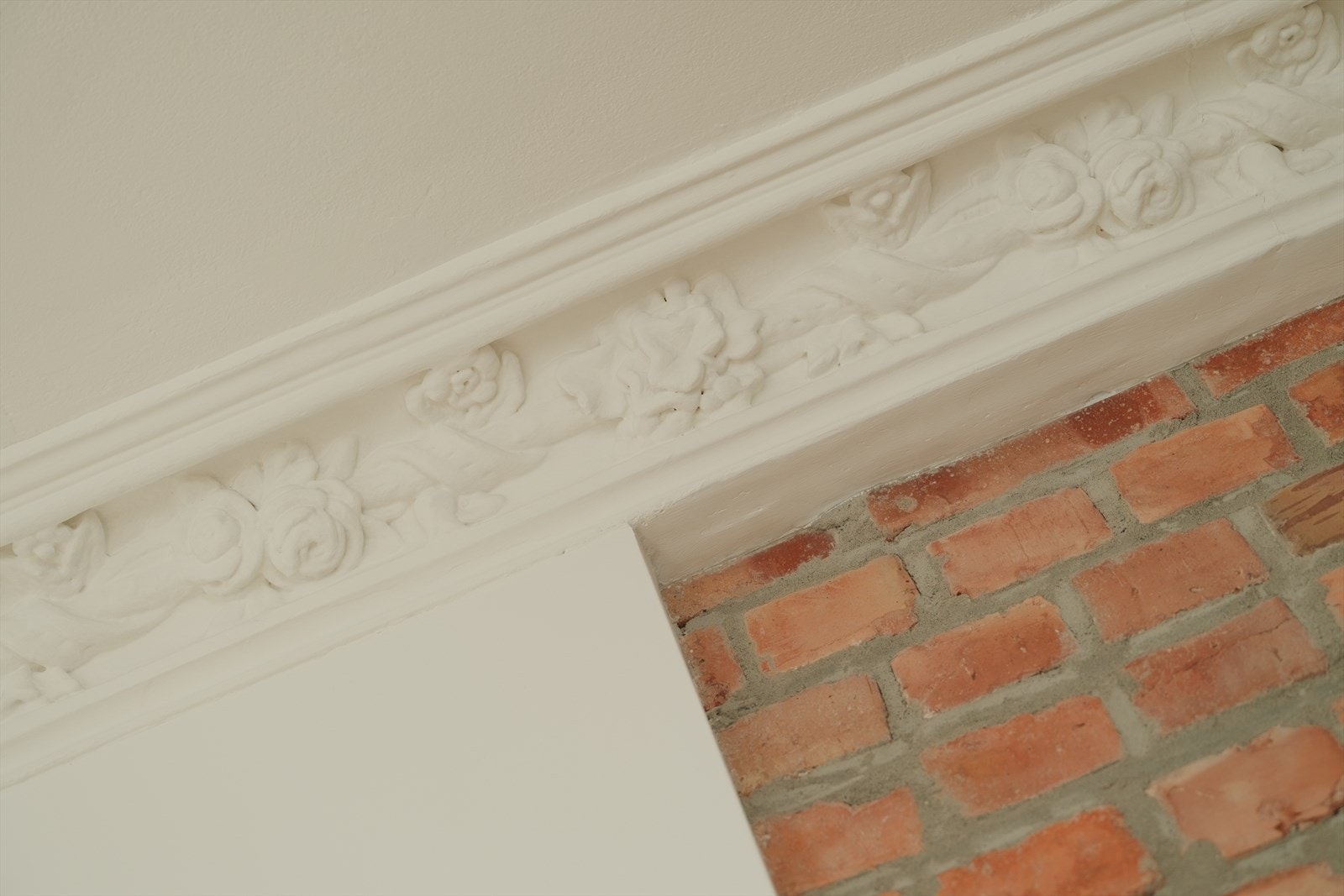 Vakre klassiske detaljer som rosett, stukkatur, synlig teglstein og originale bjelker. Galleribilde