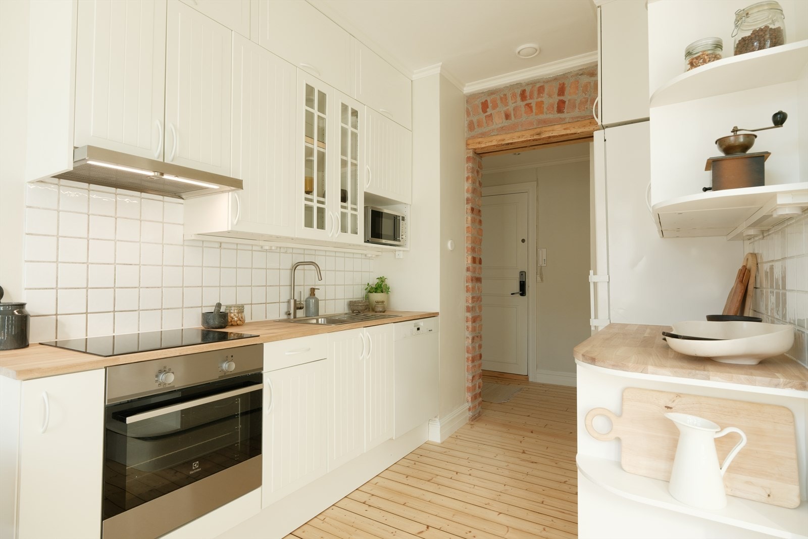 Stilig med den synlige teglsteinen i døråpningen mot gang. Galleribilde