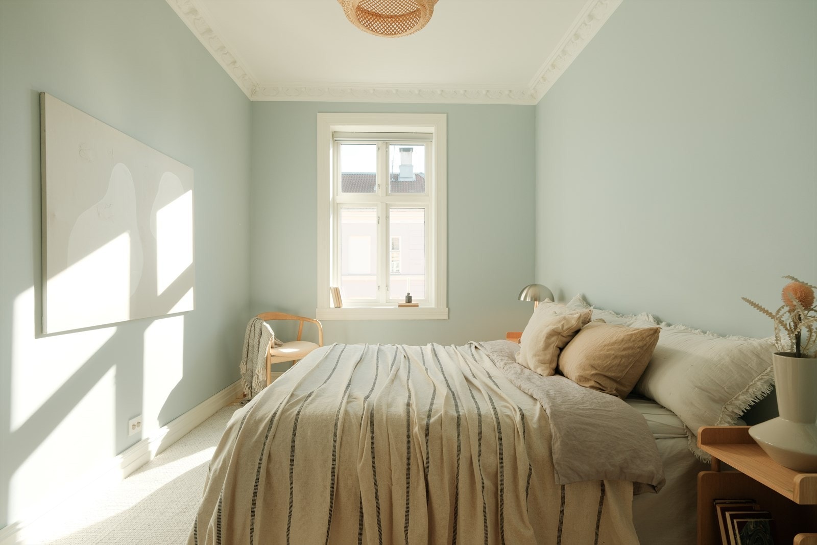 Hovedsoverommet er av god størrelse med plass til dobbeltseng, garderobeskap og nattbord. Galleribilde