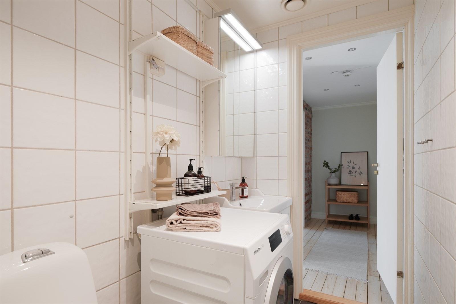 Gulvvarme på bad. Ellers er det elektrisk oppvarming av leiligheten, samt peisovn i stue. Galleribilde