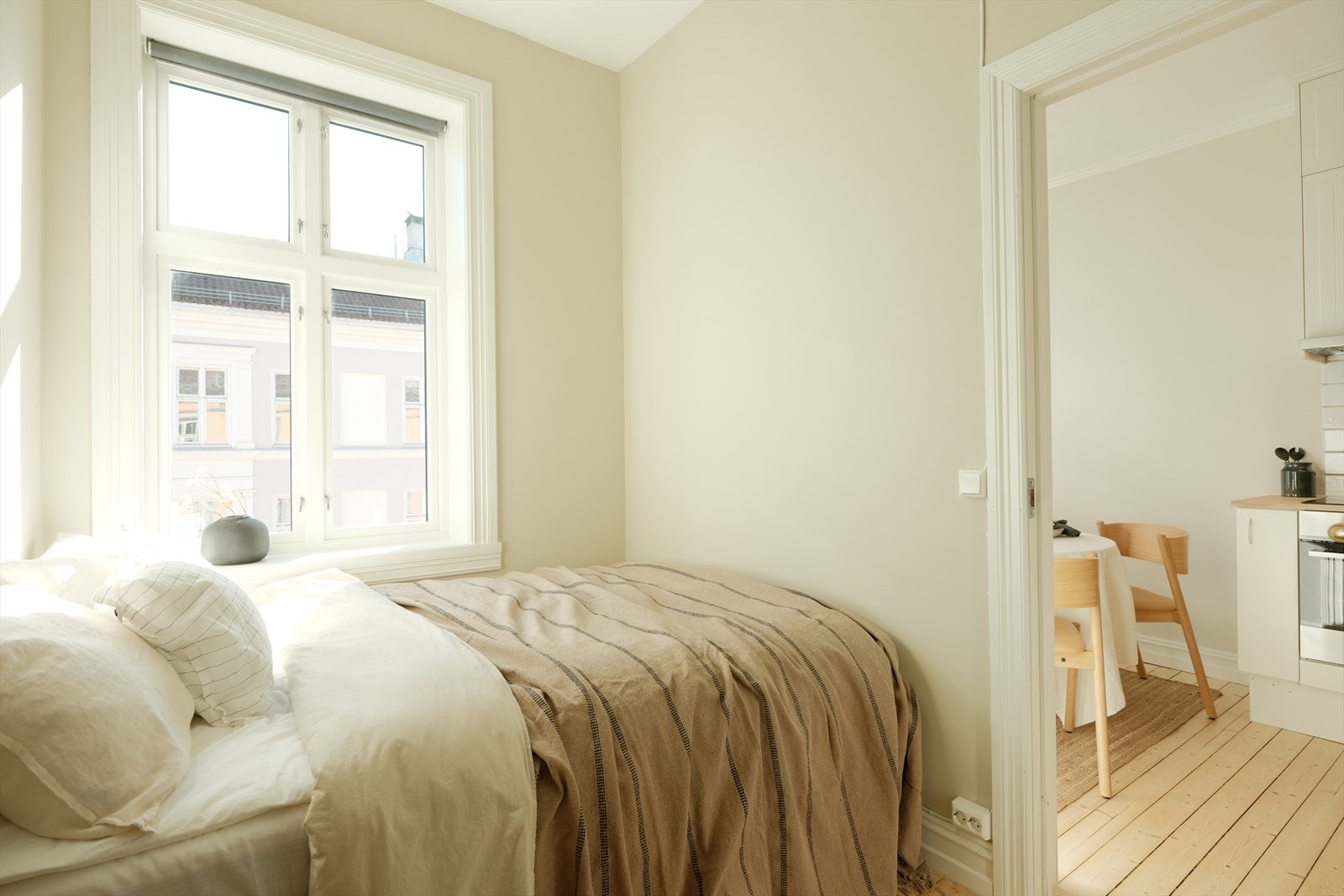 Soverom II er også i god størrelse med plass til dobbeltseng, nattbord, skrivebord og garderobeskap. Galleribilde