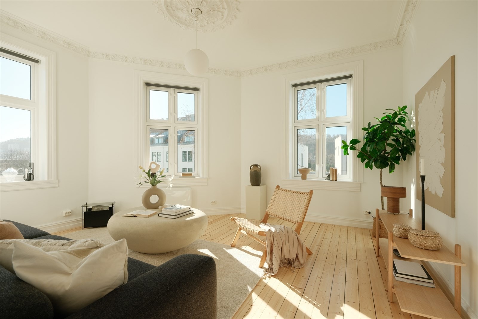 Gode kvaliteter som store vinduer som gir godt med lys, vakker rosett, stukkatur og generøs takhøyde på hele 2.97 m. Galleribilde