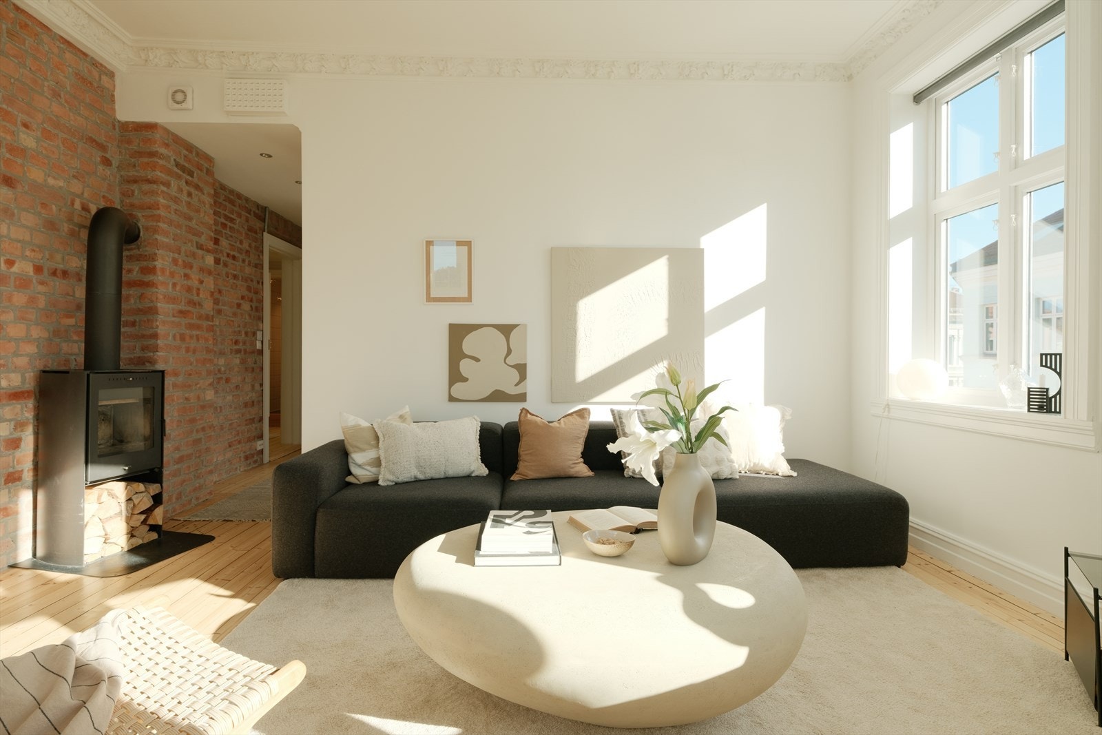 Klassisk 3-roms hjørneleilighet i en ærverdig, klassisk bygård i Gamlebyen. Galleribilde