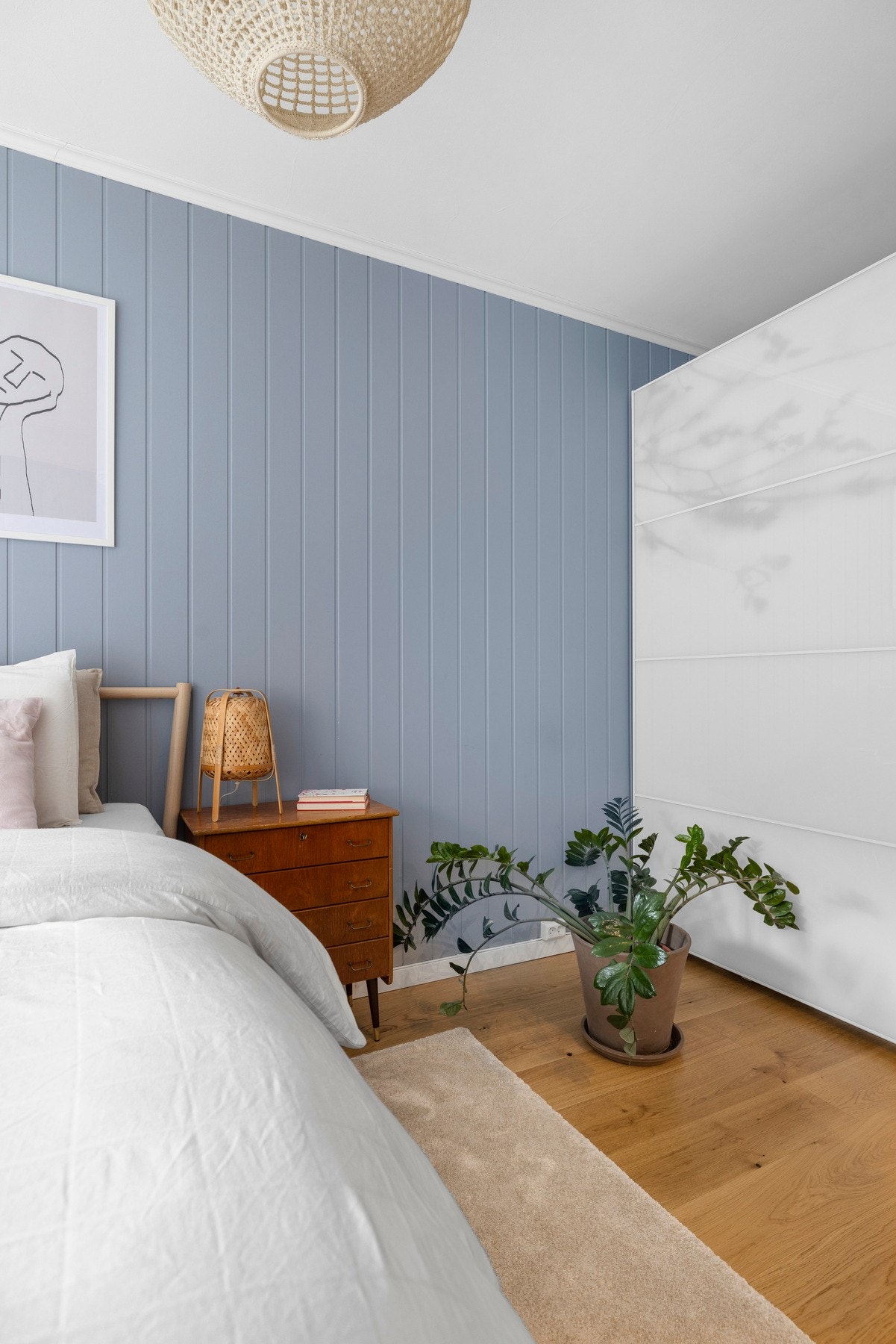 Det er god plass til oppbevaring av klær og diverse i garderobeskap på soverommet Galleribilde