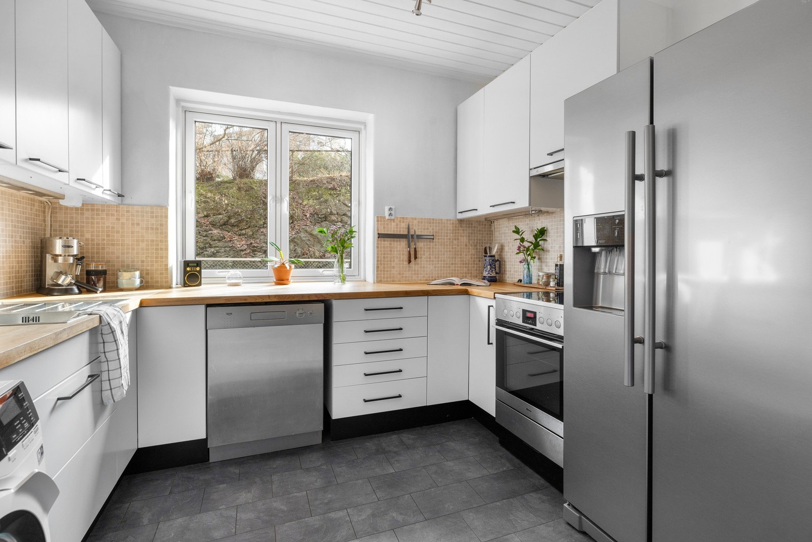 Separat og romslig kjøkken hvor det er godt med skap- og benkeplass Galleribilde