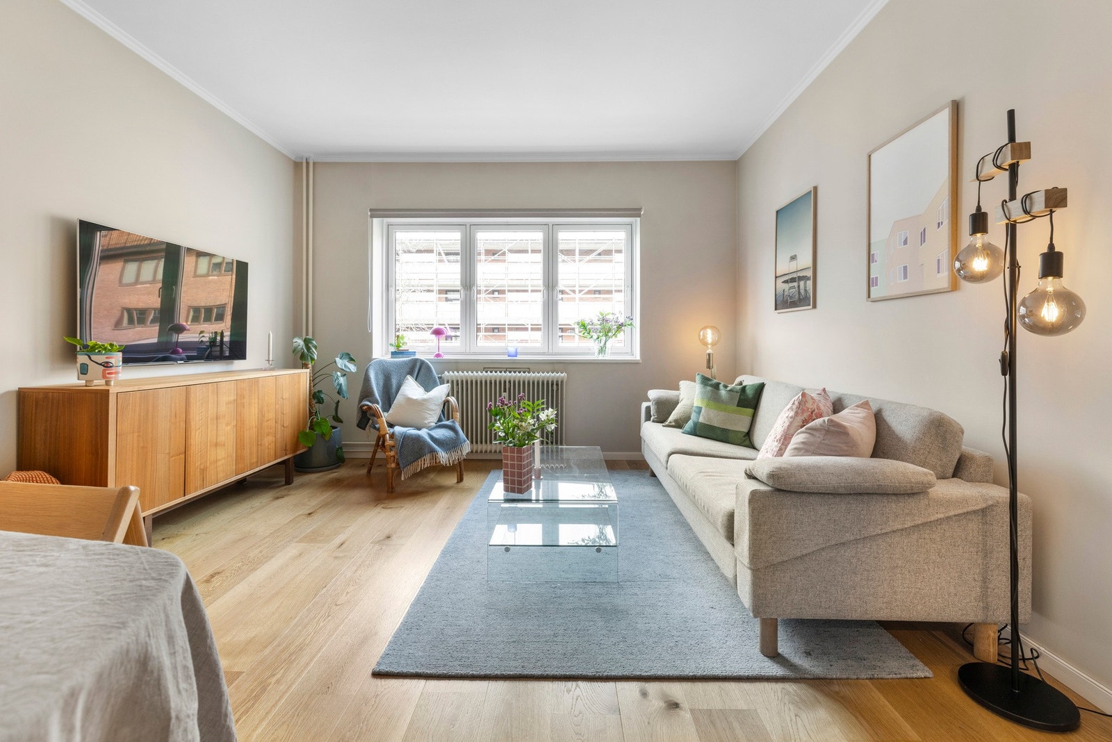 Stuen er av god størrelse med plass til både spisebord og sofa med tilhørende møblement Galleribilde