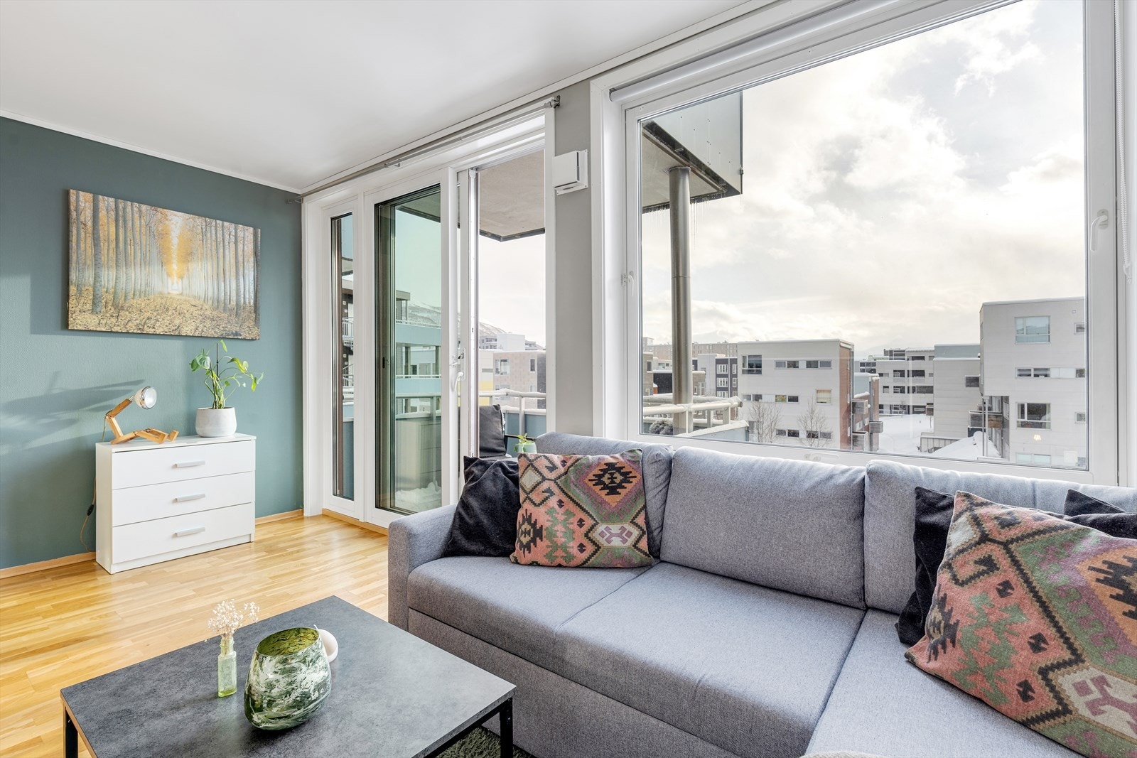 En Moderne og arealeffektiv leilighet med god standard, vannbåren varme, balkong og integrerte hvitevarer! Galleribilde