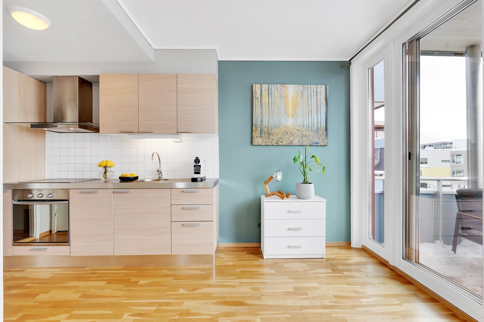 Boligen har åpen løsning mellom stue og kjøkken, med gode møbleringsmuligheter. Galleribilde