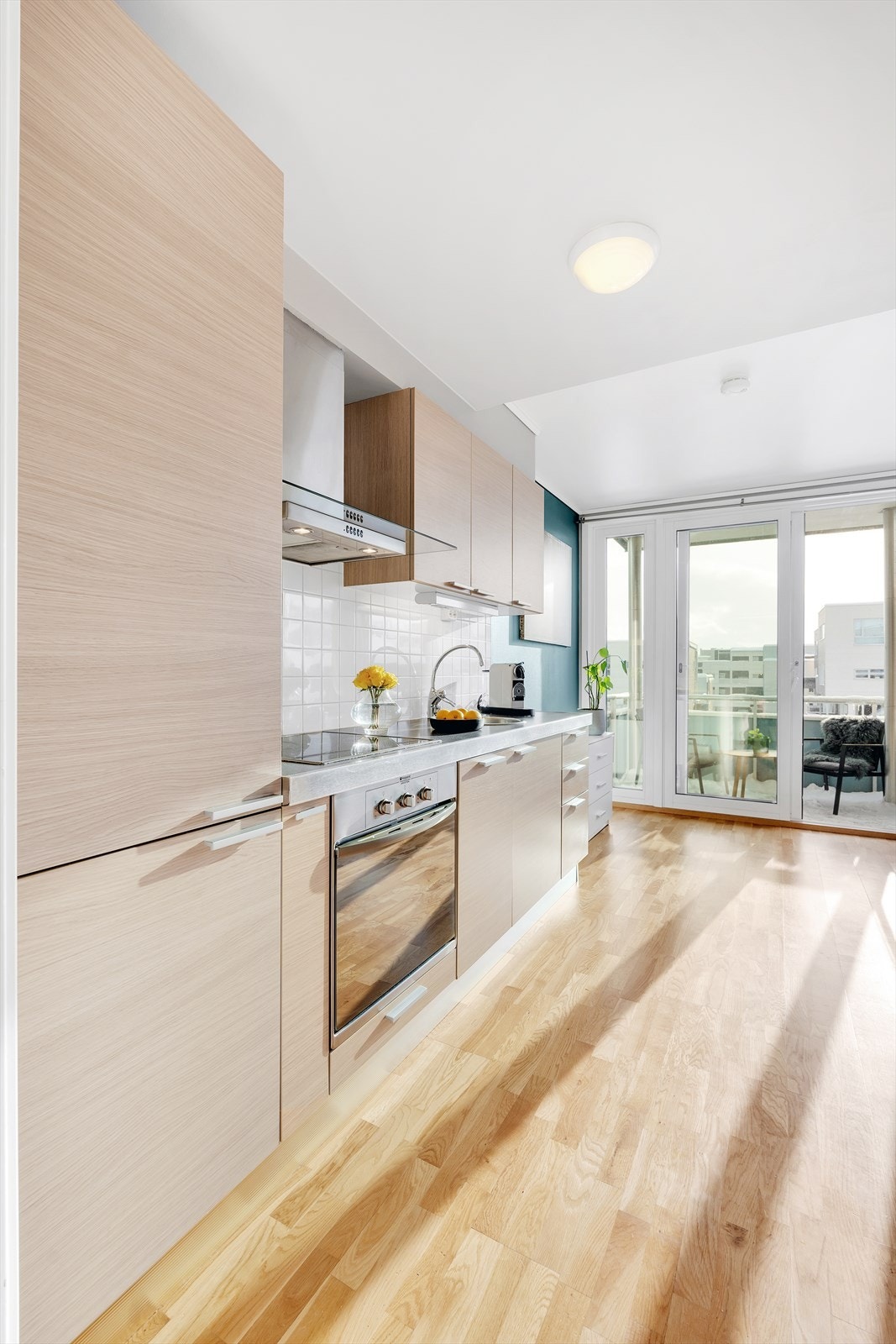 Flott og moderne kjøkken, med integrerte hvitevarer. Galleribilde