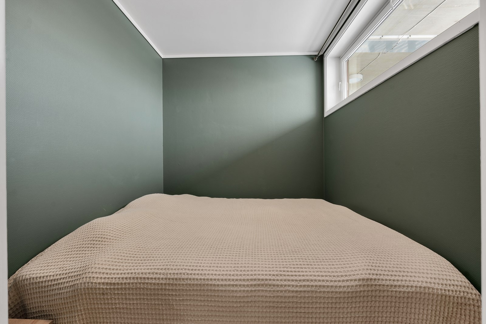 Sove-alkove malt i behagelige farger, med god plass til stor seng, Galleribilde