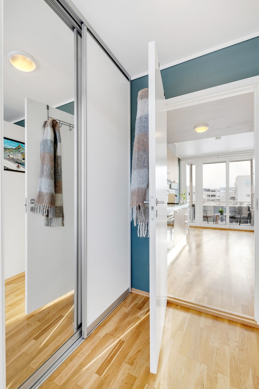 Velkommen inn! I entré har man rikelig med garderobeplass for yttertøy. Galleribilde