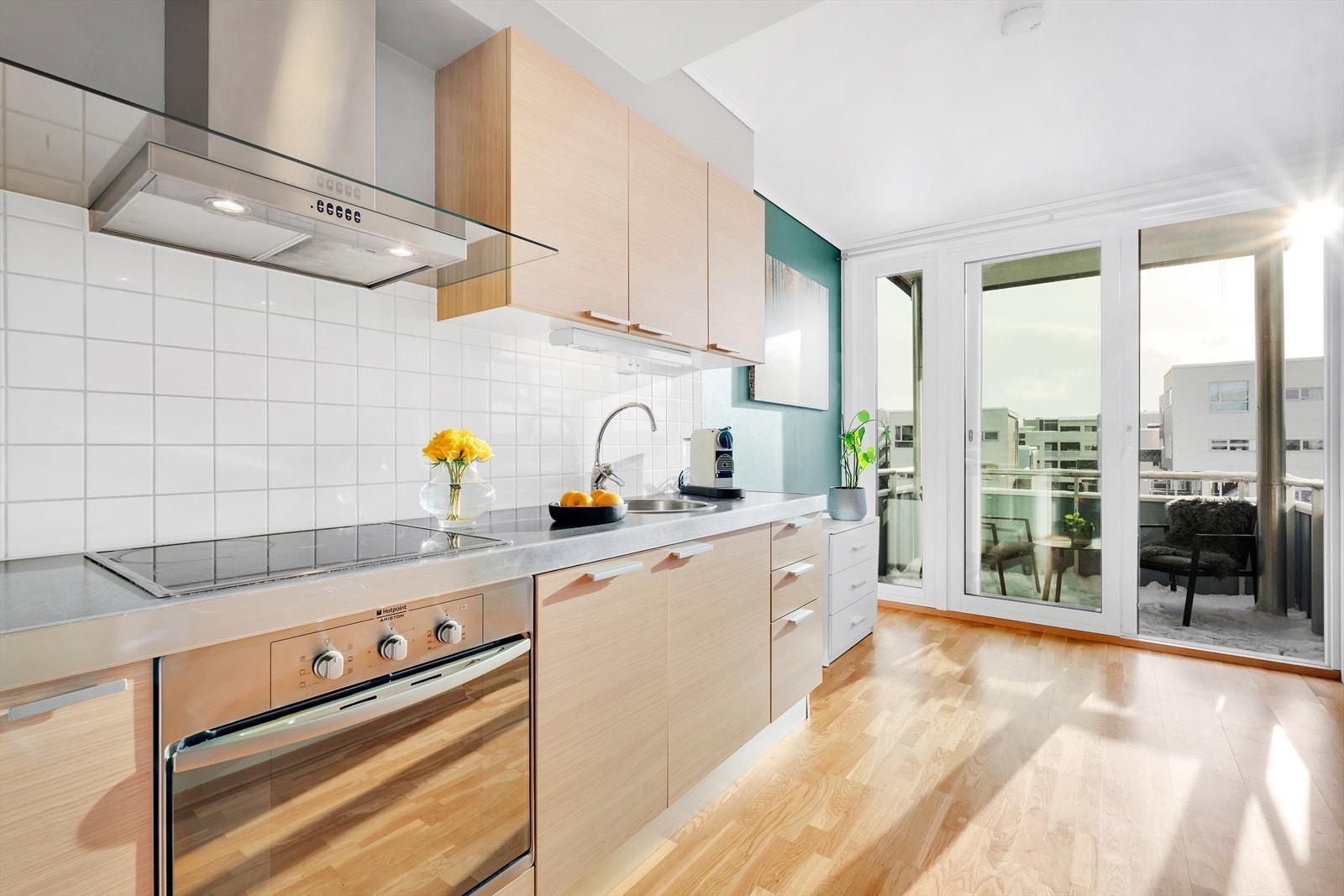 Store vindusflater slipper inn mye naturlig lys, og gir stuen en mer livlig atmosfære. Galleribilde