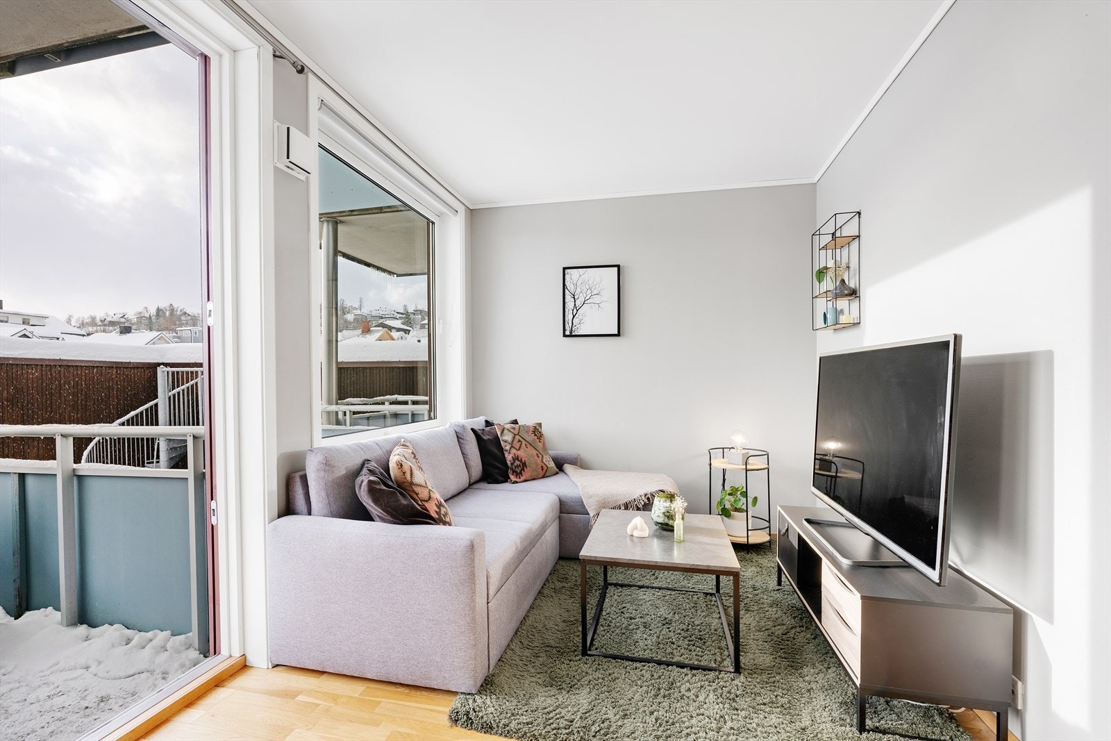 Stuen er malt i behagelige farger, og har utgang til sørvendt balkong. Galleribilde