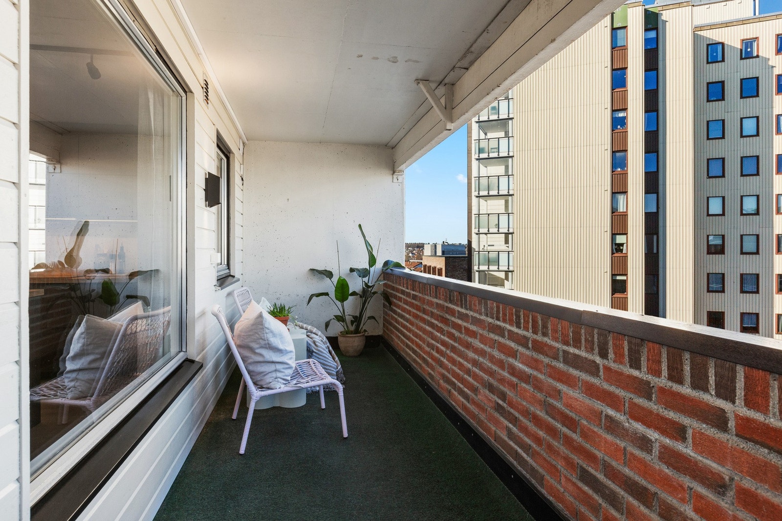 Det er utgang til en overbygget balkong på ca. 10 m². Galleribilde