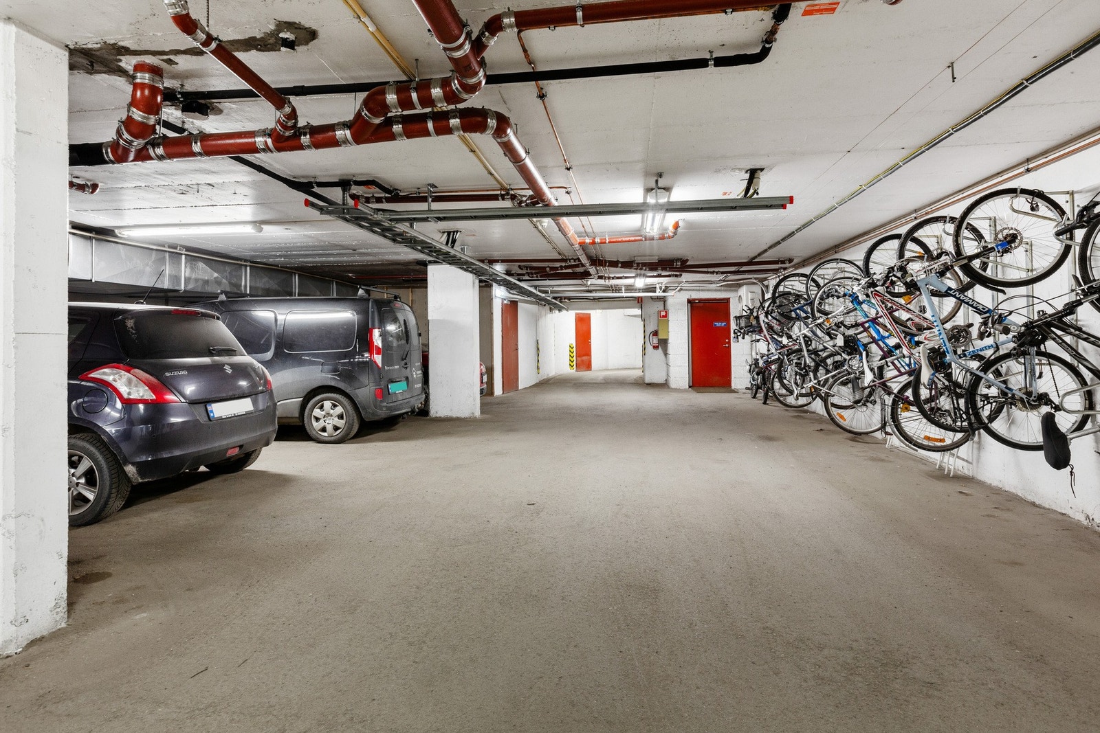 Leiligheten disponerer parkeringsplass i felles garasjekjeller. Galleribilde