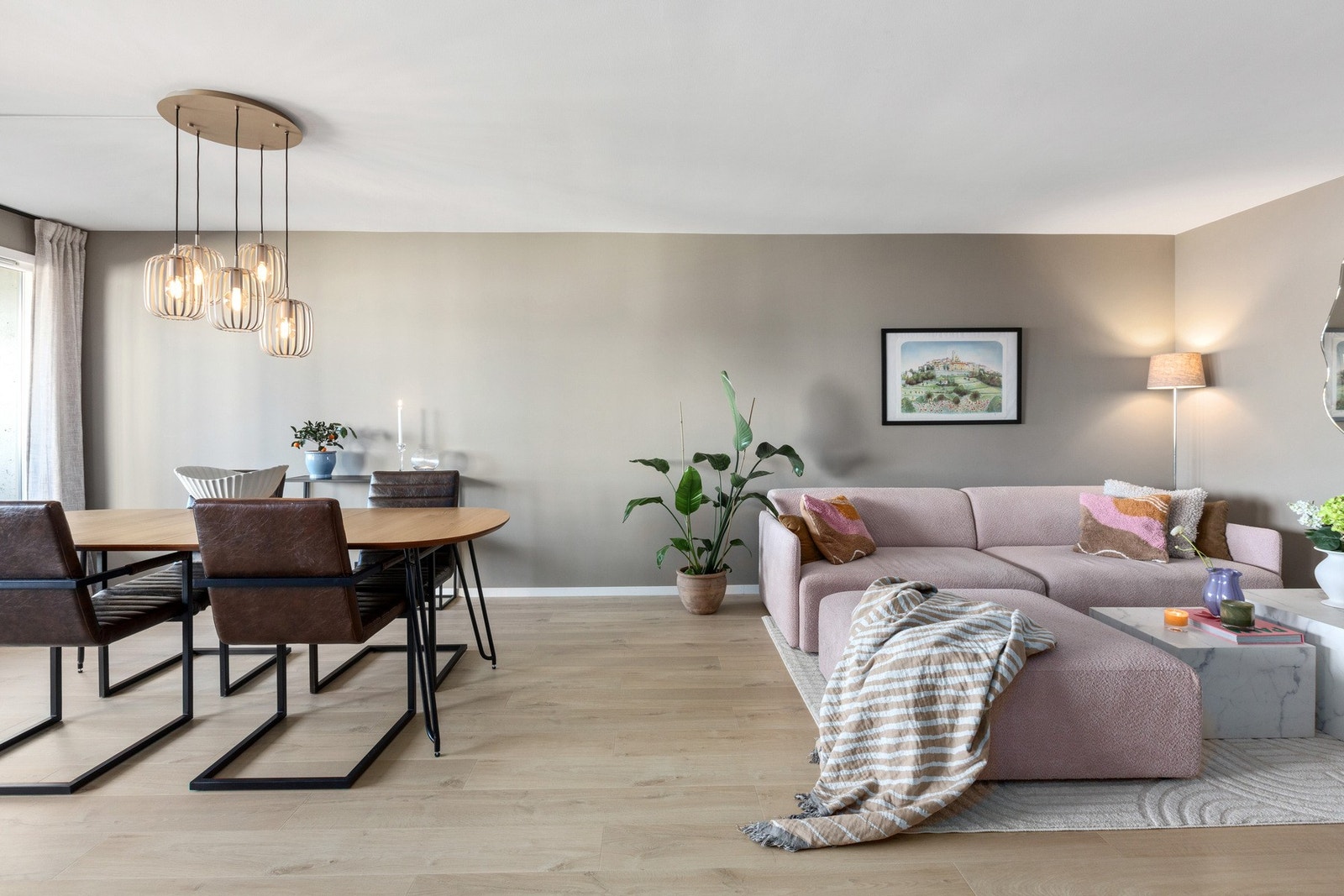 Rommets rektangulære utforming gir god plass til en sofagruppe, og det er også rom for spisebord i tilknytning til kjøkkenet. Galleribilde