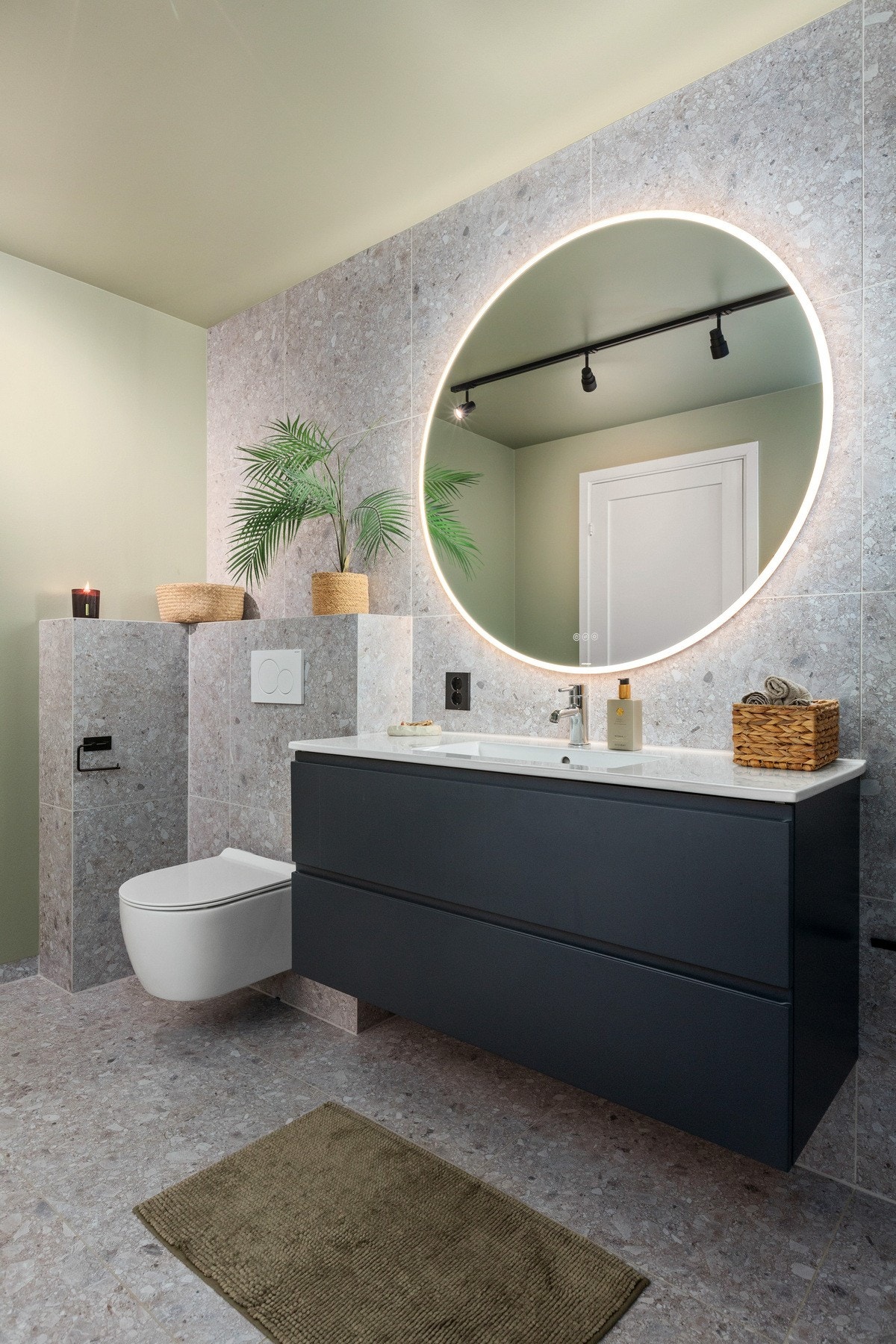 De lekre flisene gir rommet et eksklusivt preg, og det er en egen nisje til vaskemaskin. Galleribilde