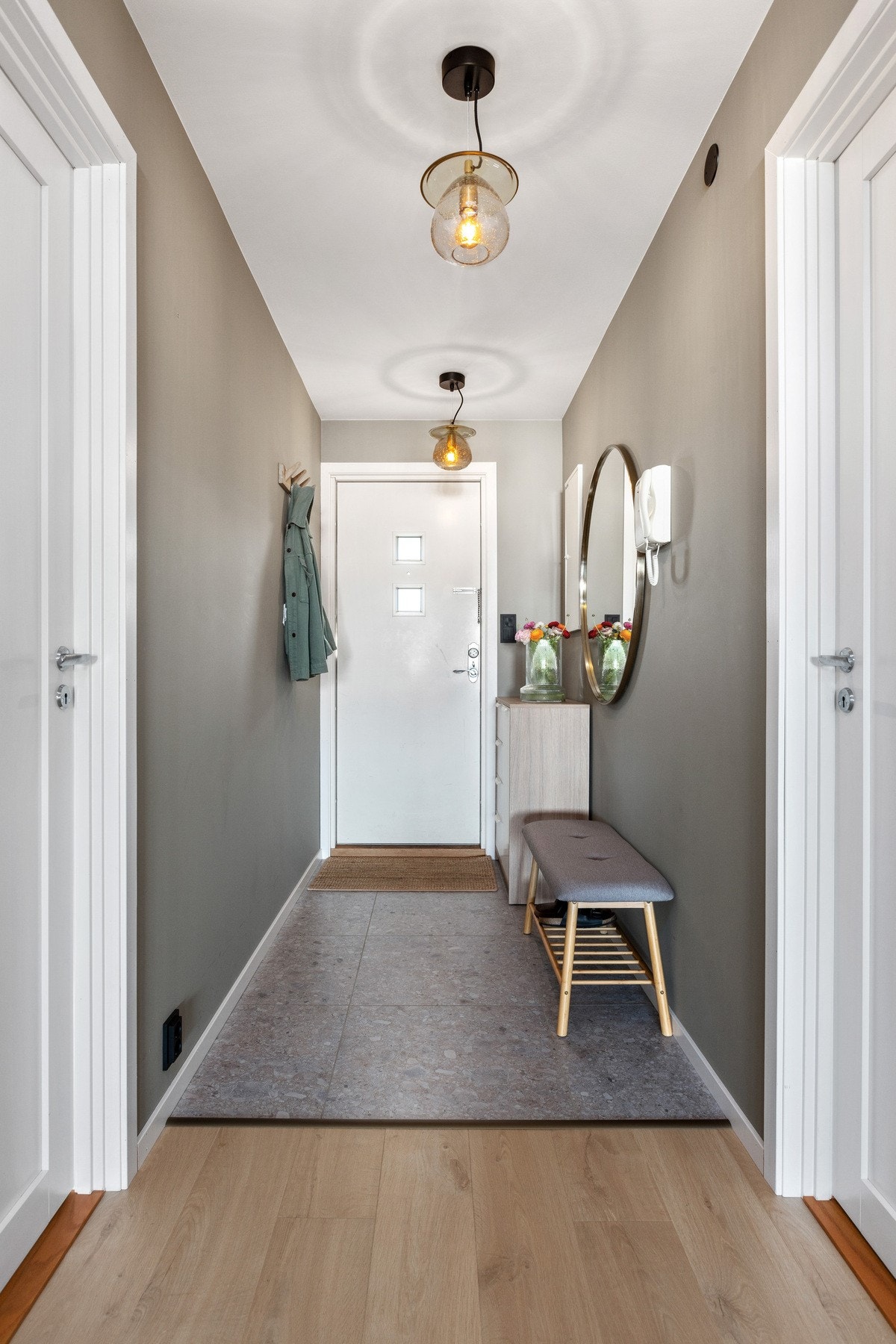 Entréen er langstrakt og pent flislagt. Herfra er det adkomst til to soverom, en bod og et stort bad. Galleribilde