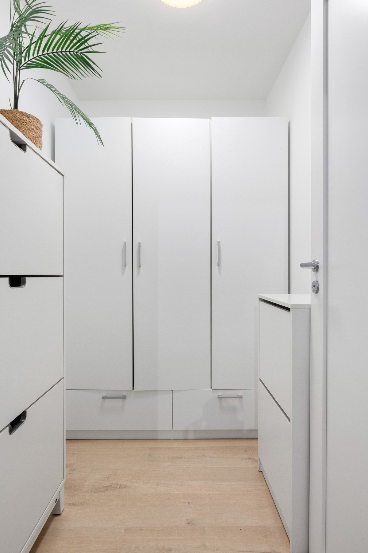 Den innvendige boden blir i dag brukt som garderoberom og er innredet med skap. Galleribilde